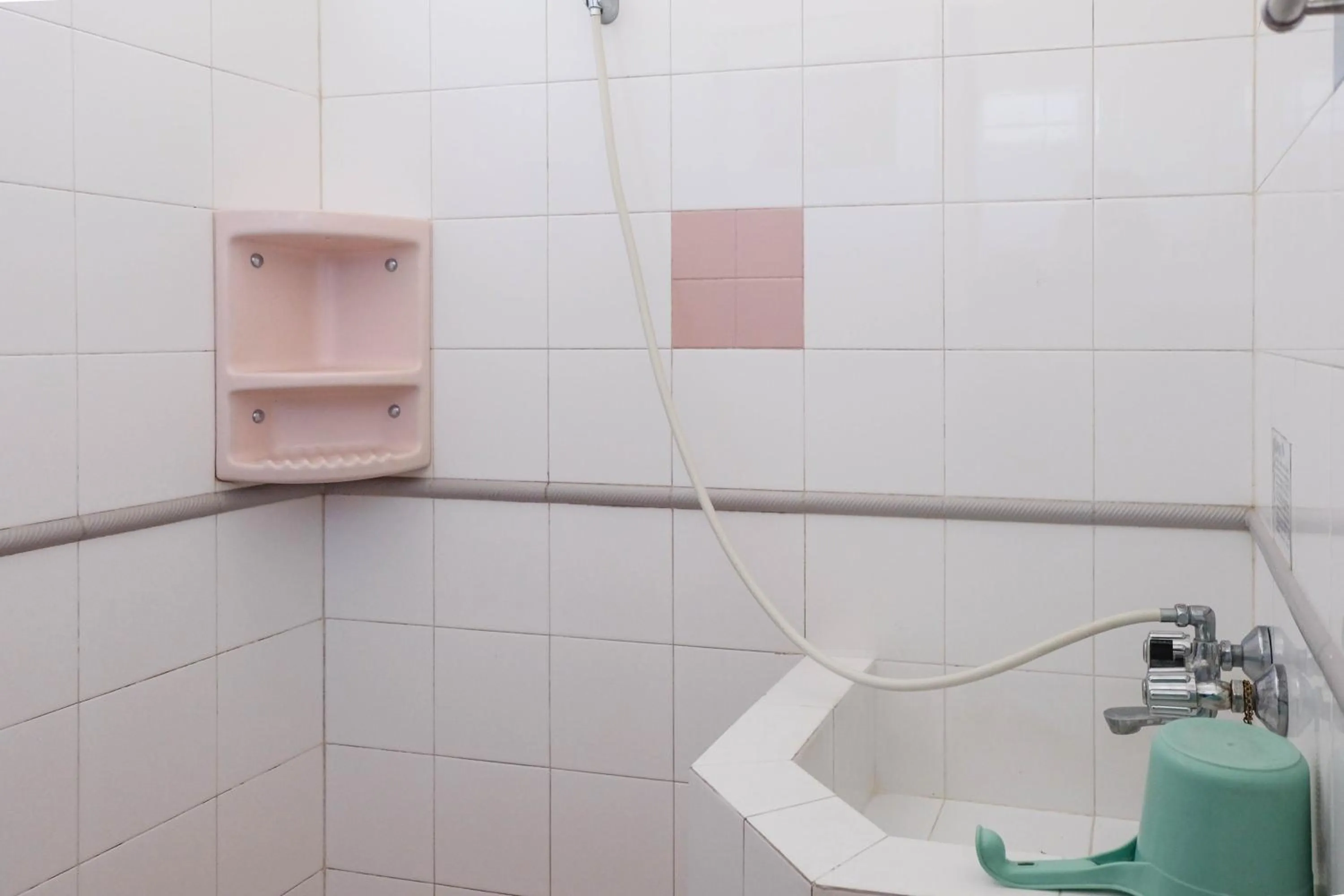 Bathroom in RedDoorz Syariah near Kopeng Treetop Adventure