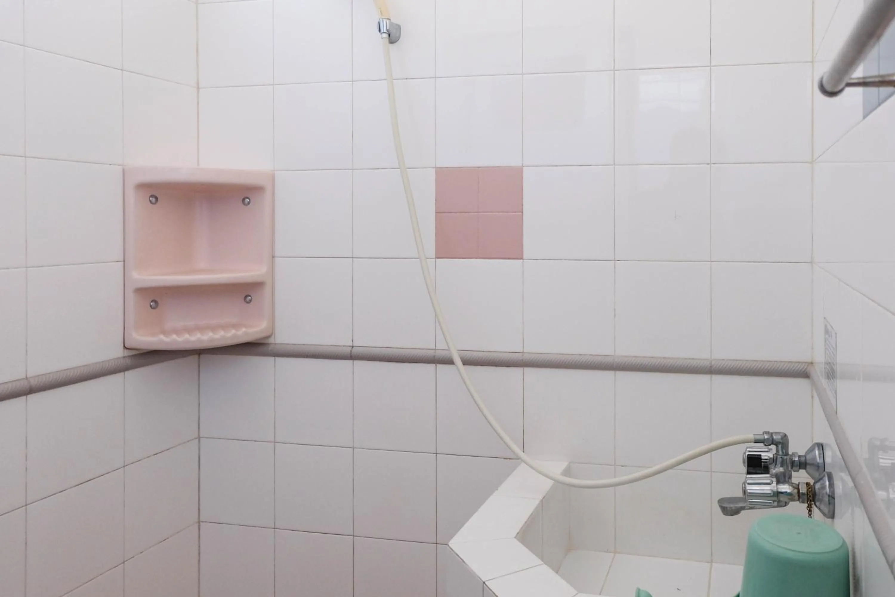 Bathroom in RedDoorz Syariah near Kopeng Treetop Adventure