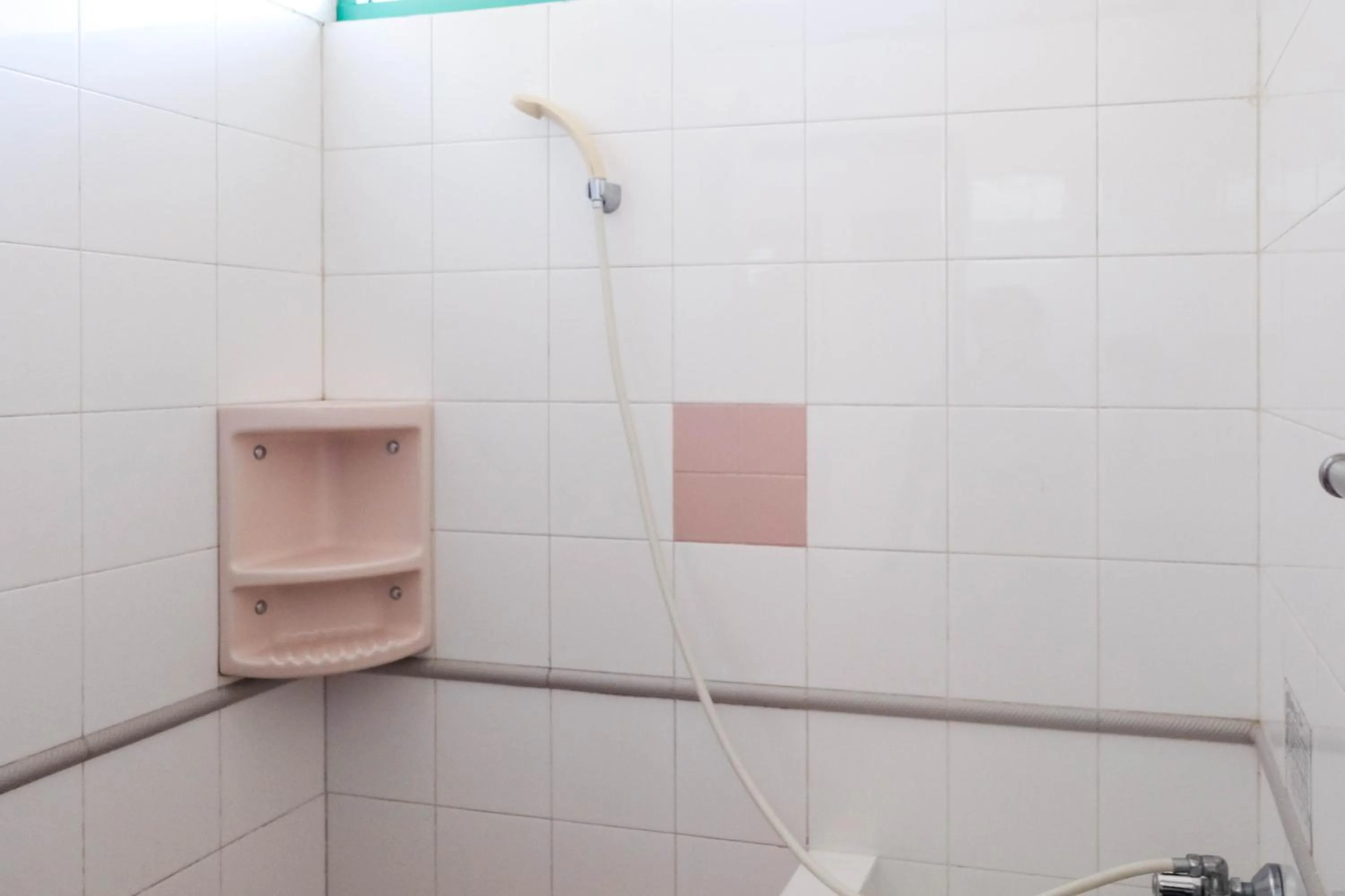 Bathroom in RedDoorz Syariah near Kopeng Treetop Adventure