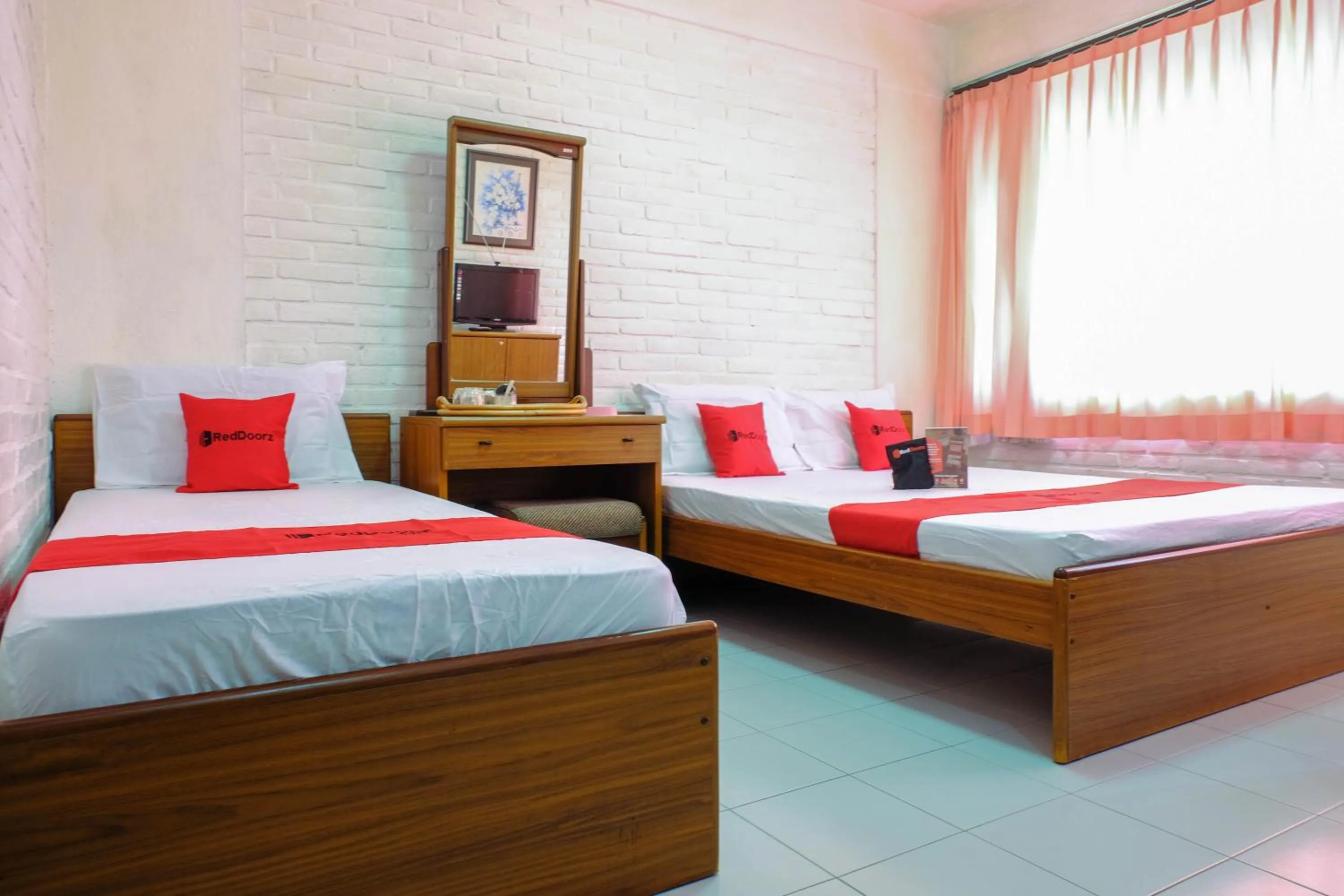 Bed in RedDoorz Syariah near Kopeng Treetop Adventure