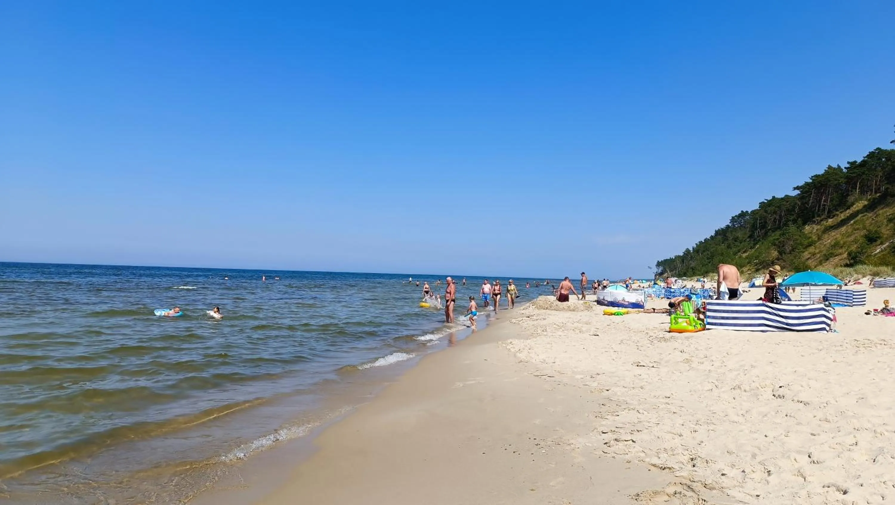 Szary domek nad jeziorem