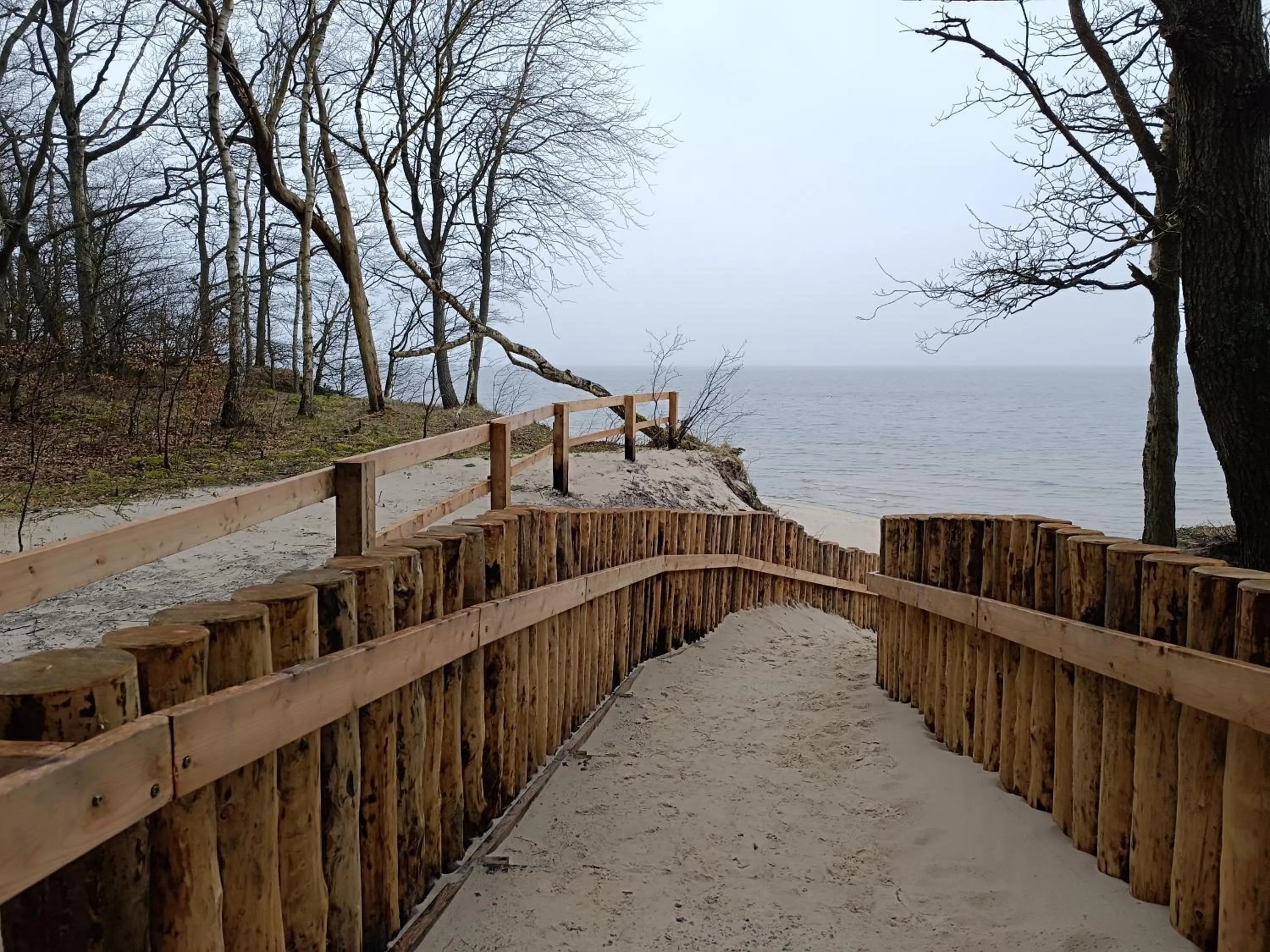 Szary domek nad jeziorem