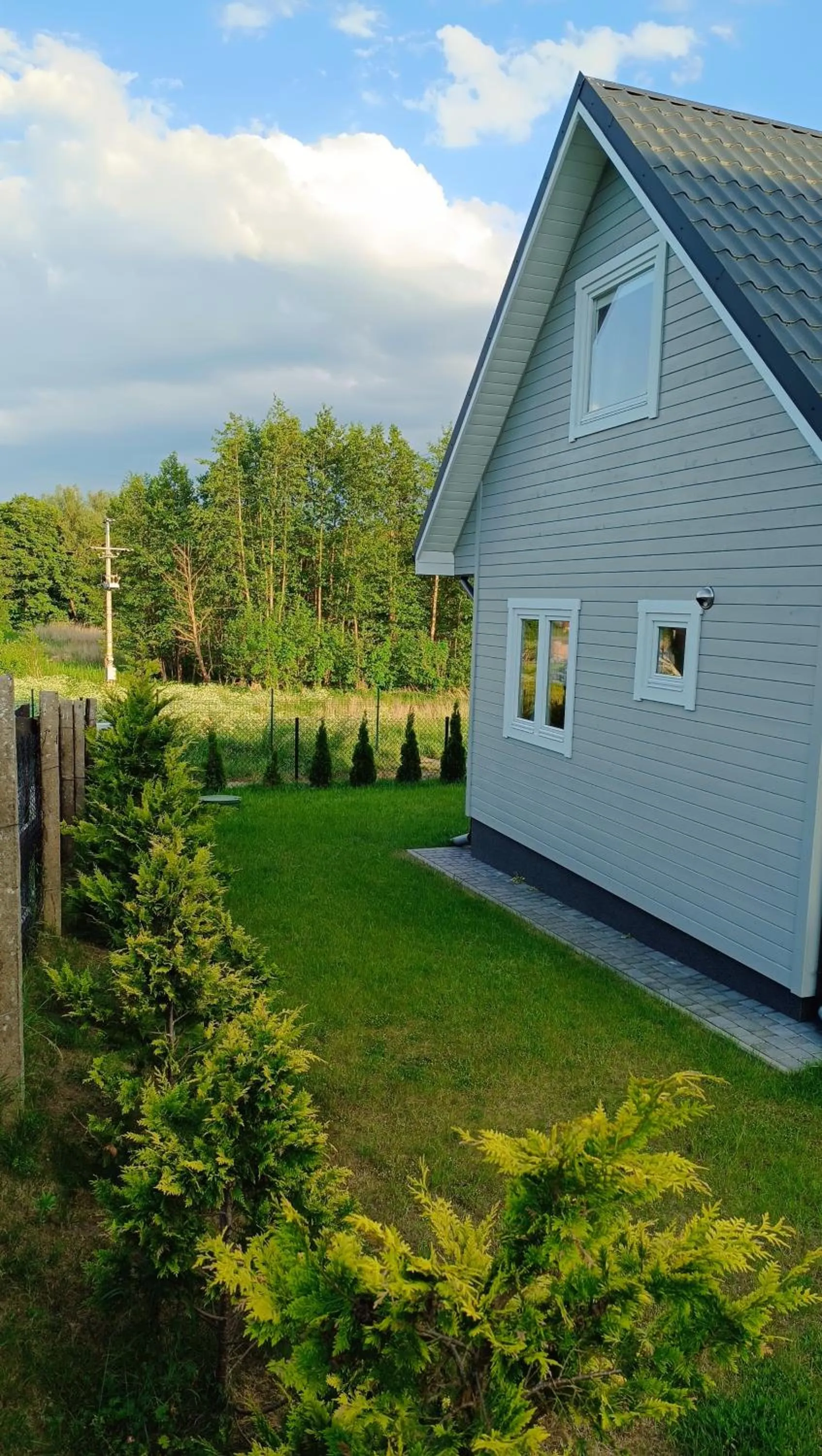 Szary domek nad jeziorem