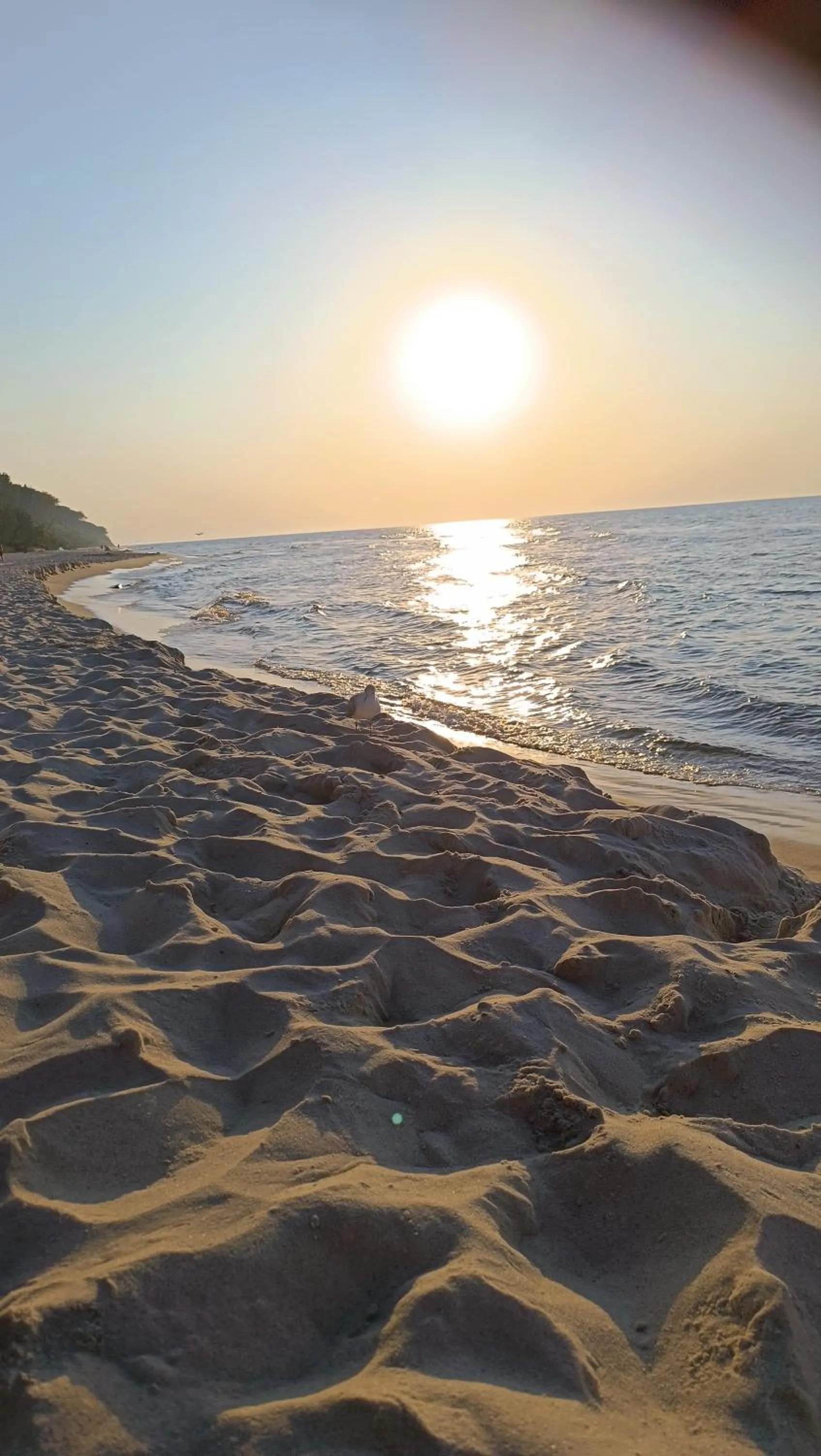 Szary domek nad jeziorem