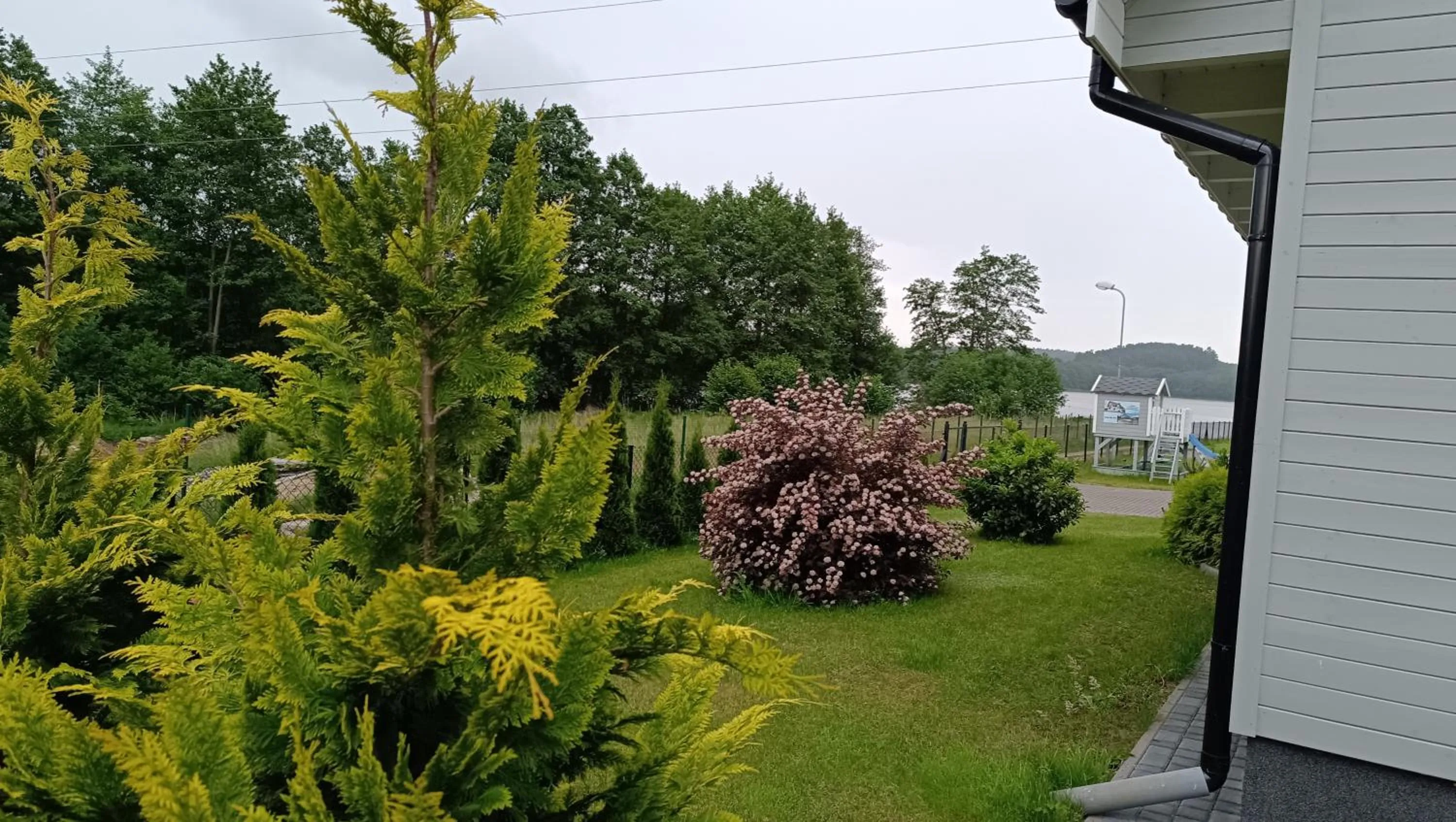 Szary domek nad jeziorem