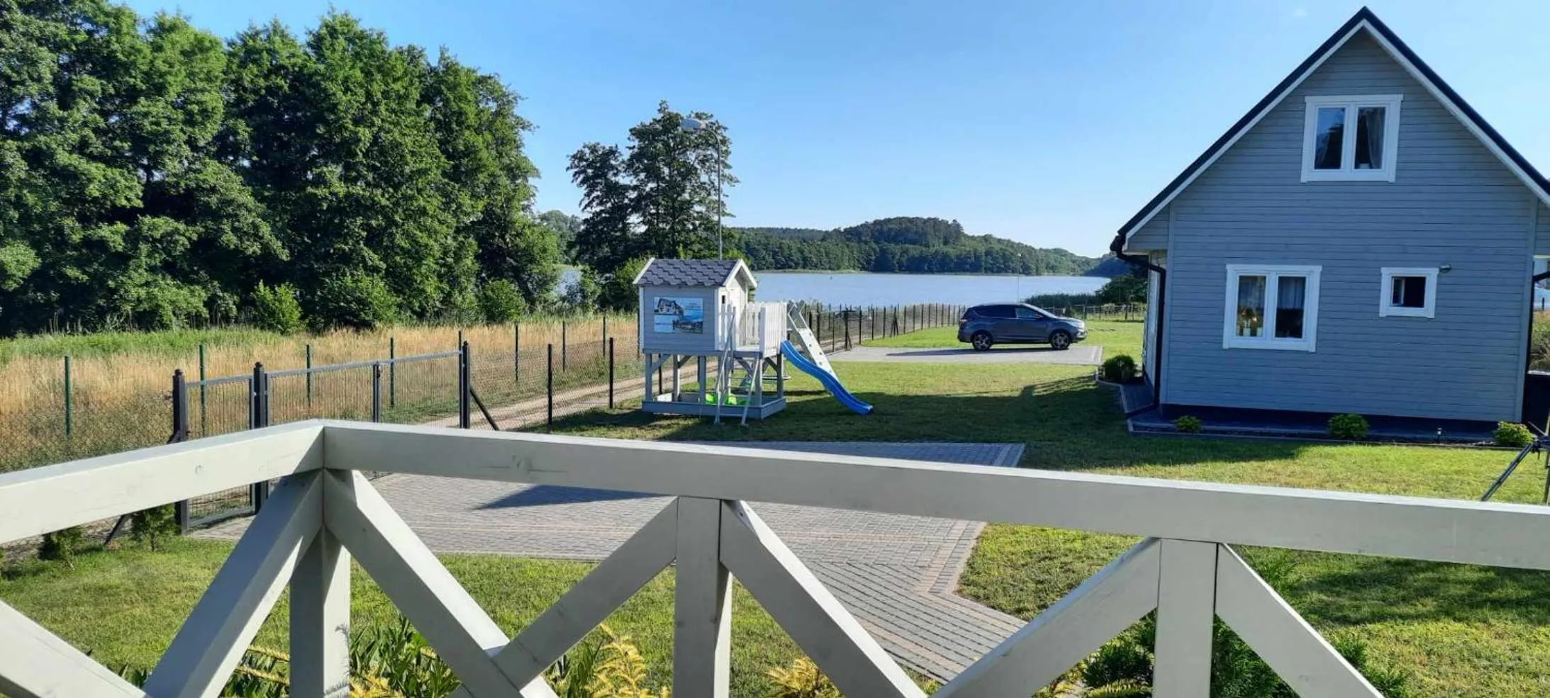 Szary domek nad jeziorem