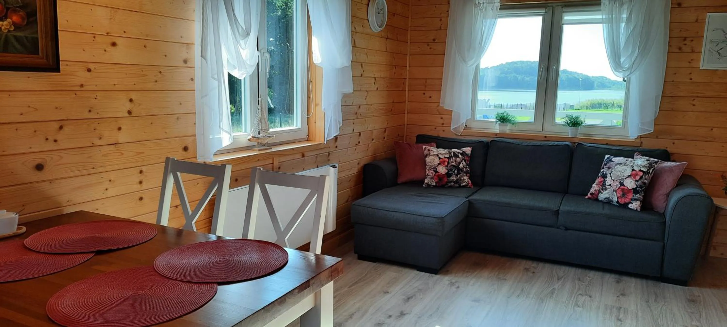 Szary domek nad jeziorem