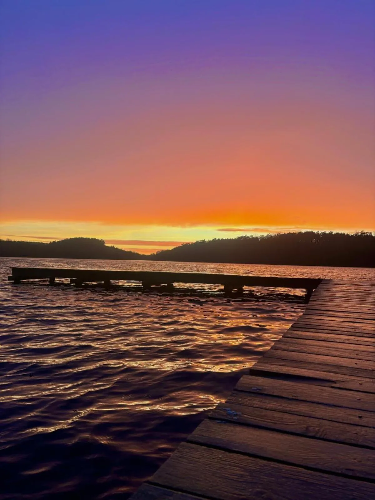 Szary domek nad jeziorem