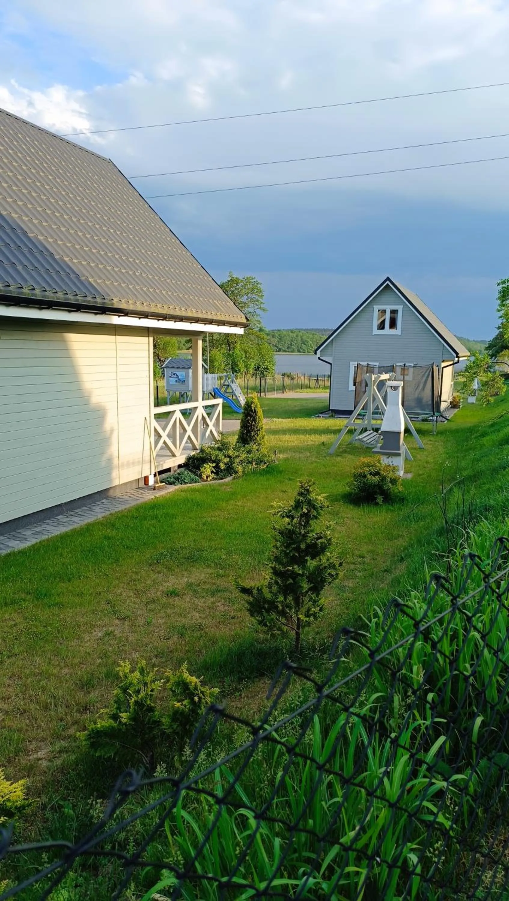 Szary domek nad jeziorem