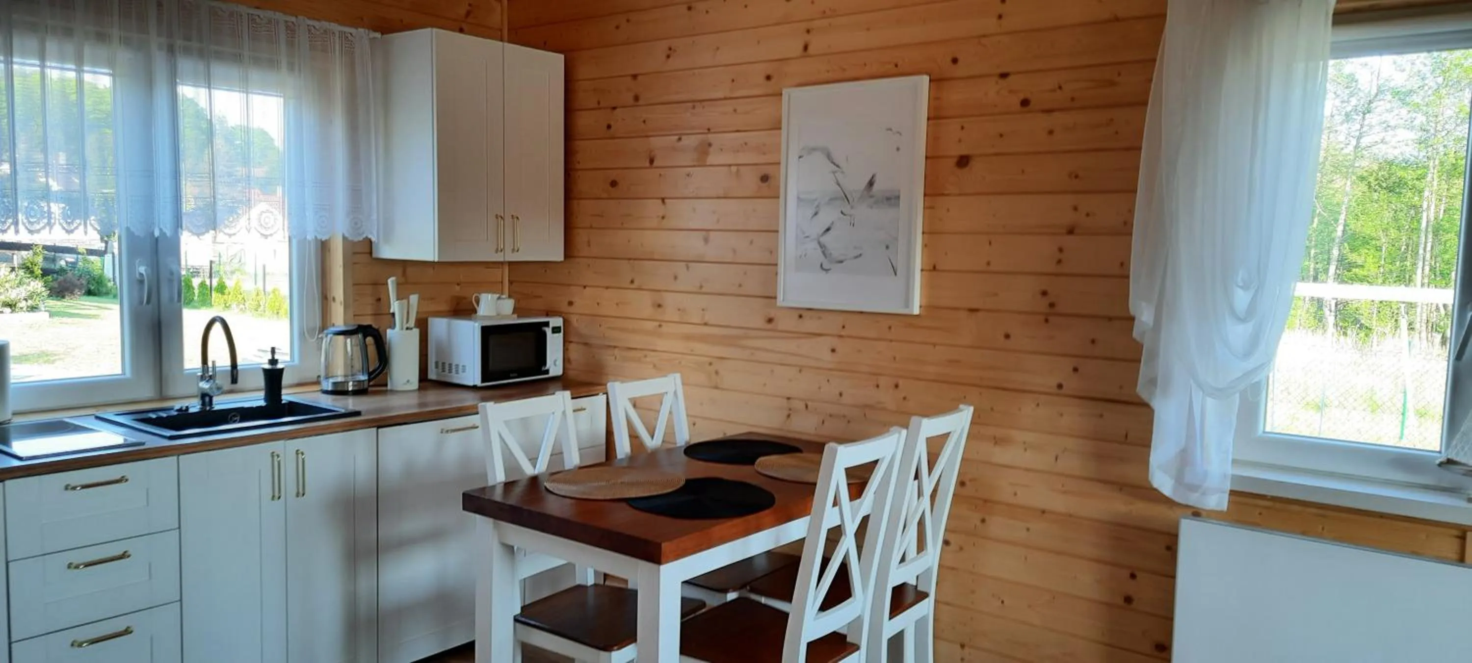 Szary domek nad jeziorem