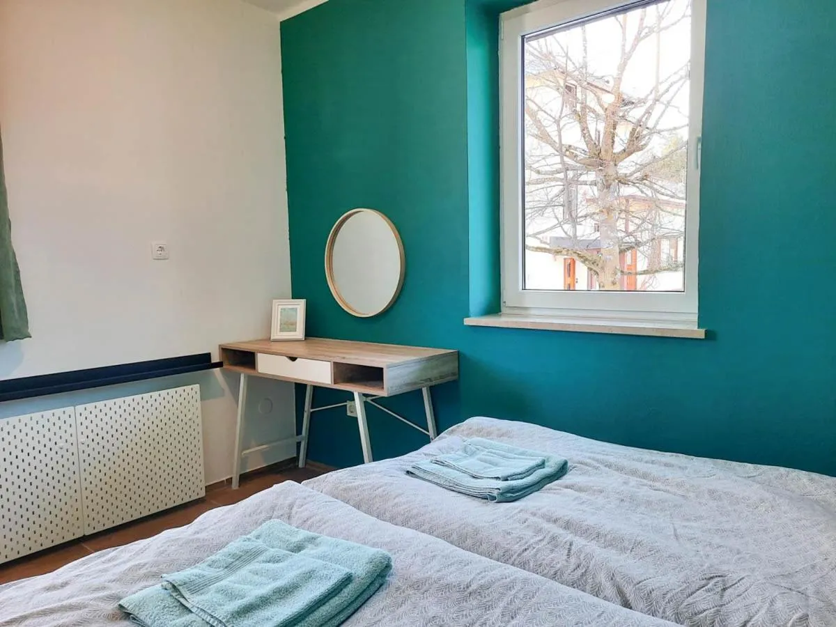 Bed in Deerwood Holiday Cozy Retreat 2br Apartment with Stunning Castle Views