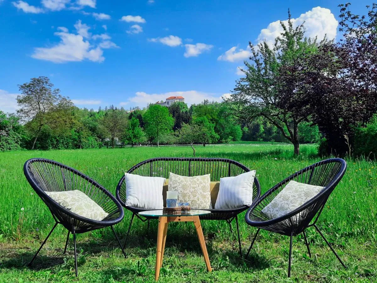 Deerwood Holiday Cozy Retreat 2br Apartment with Stunning Castle Views