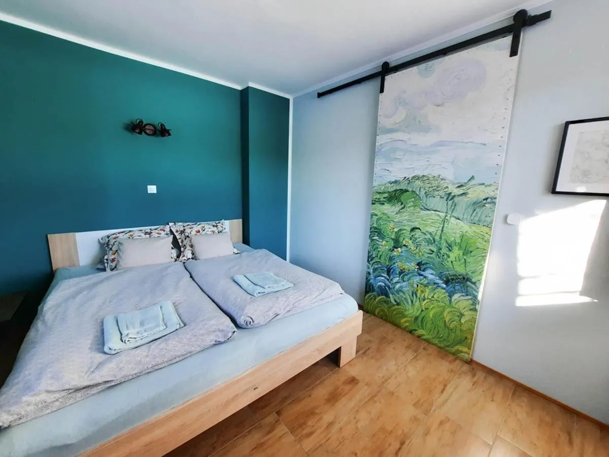 Bed in Deerwood Holiday Cozy Retreat 2br Apartment with Stunning Castle Views