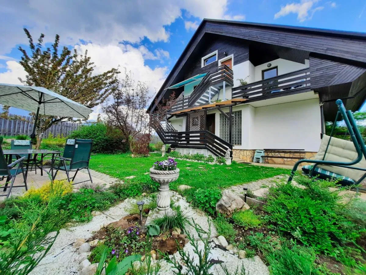 Deerwood Holiday Cozy Retreat 2br Apartment with Stunning Castle Views