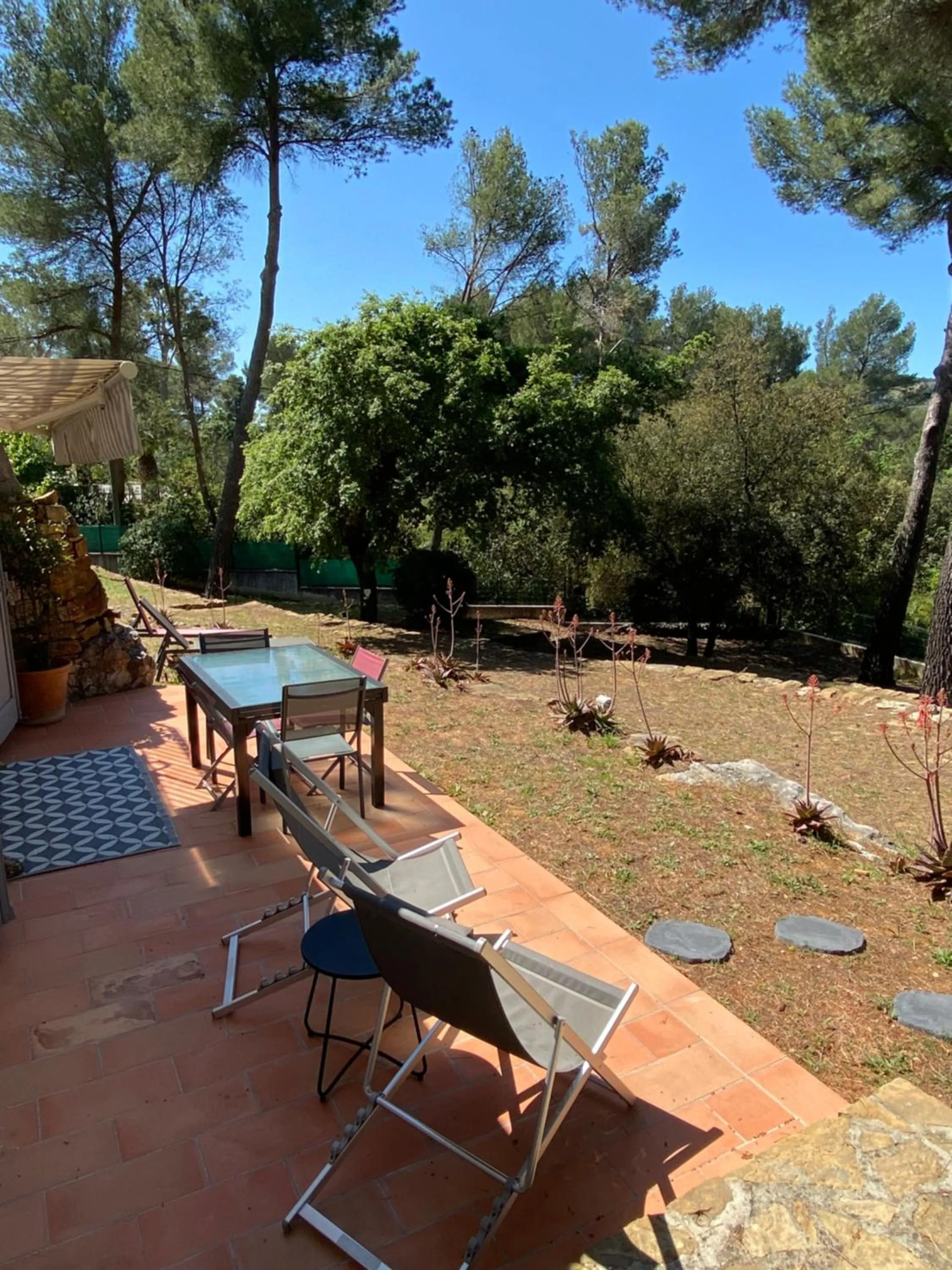 Garden view in une Pause en Provence