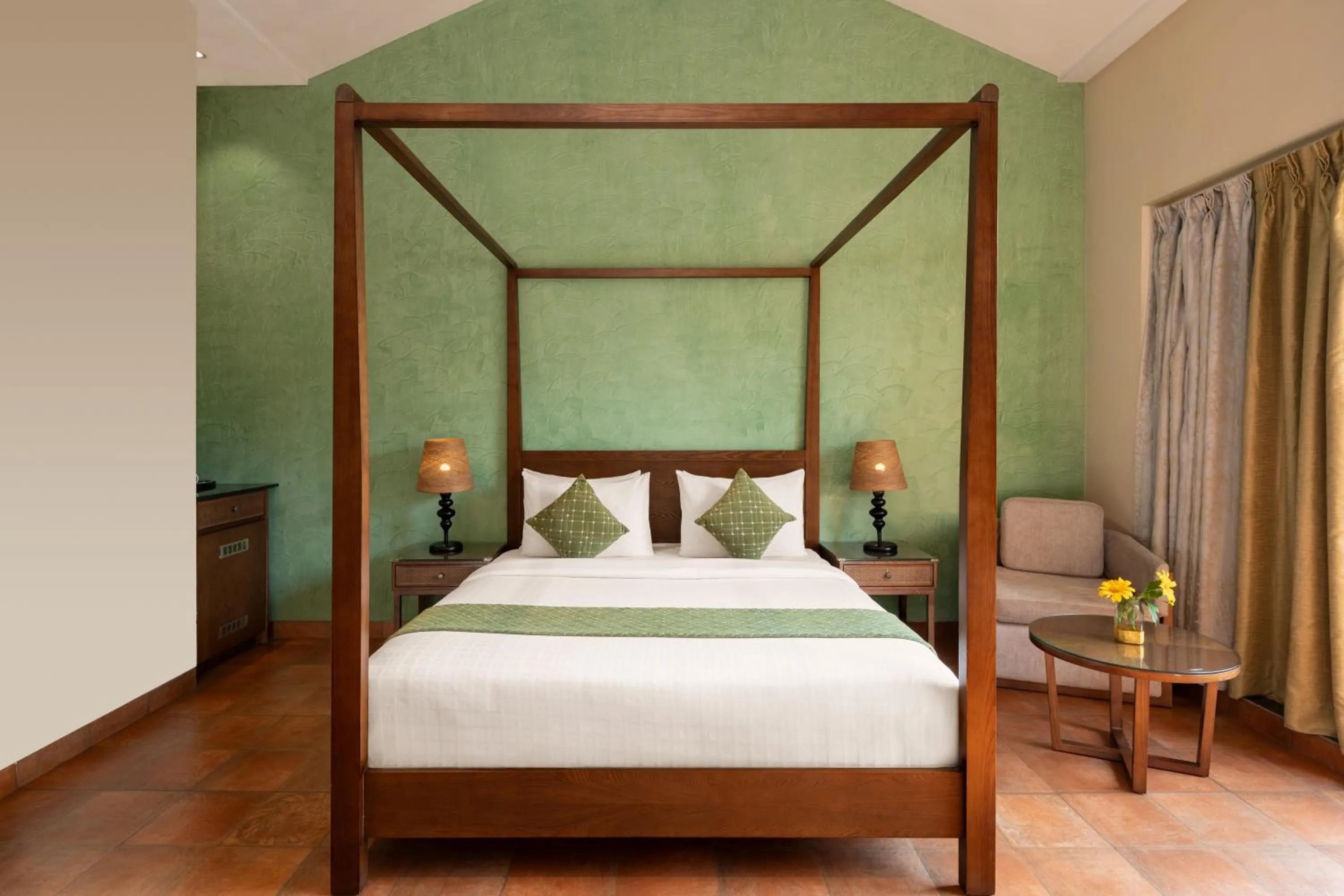 Bedroom, Bed in The Summer House, Pachmarhi - AM Hotel Kollection