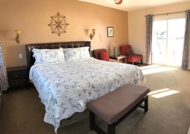 Bed in Clifty Cove Motel