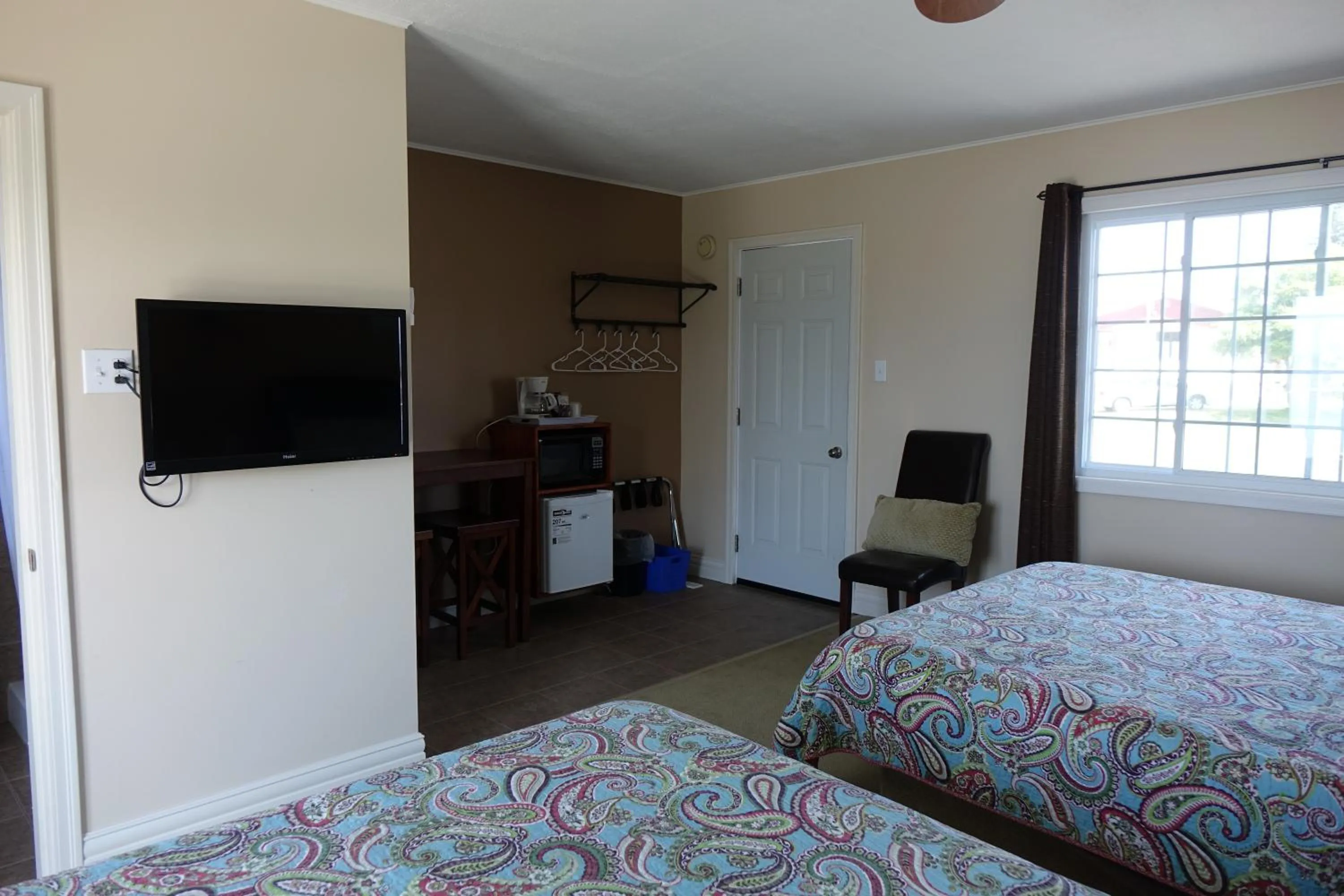 Bed in Clifty Cove Motel