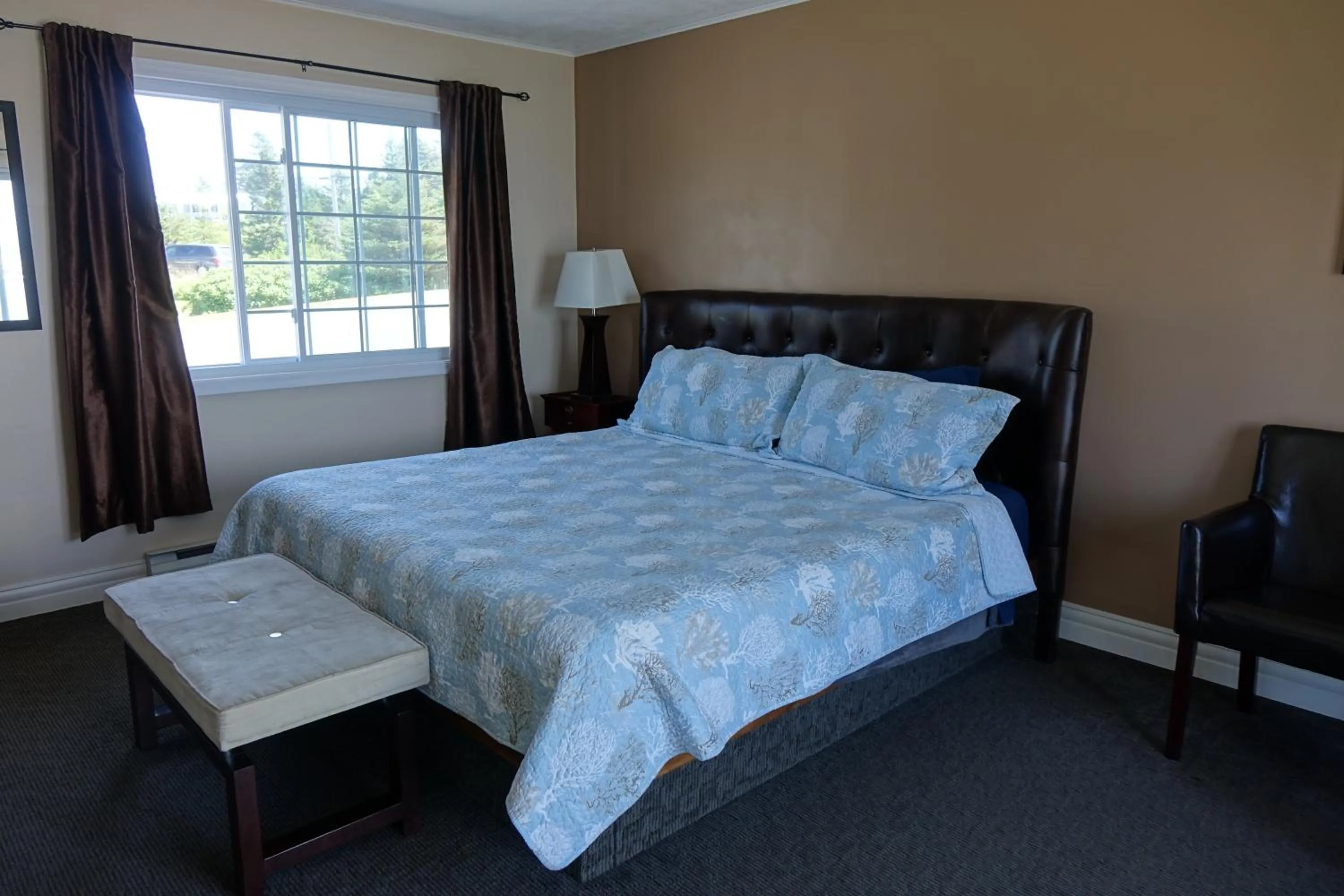 Bed in Clifty Cove Motel