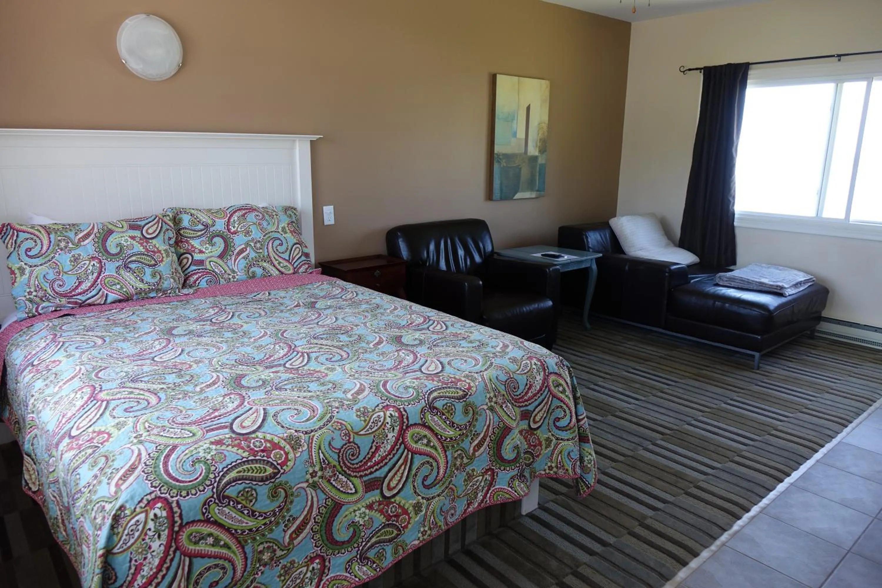 Bed in Clifty Cove Motel