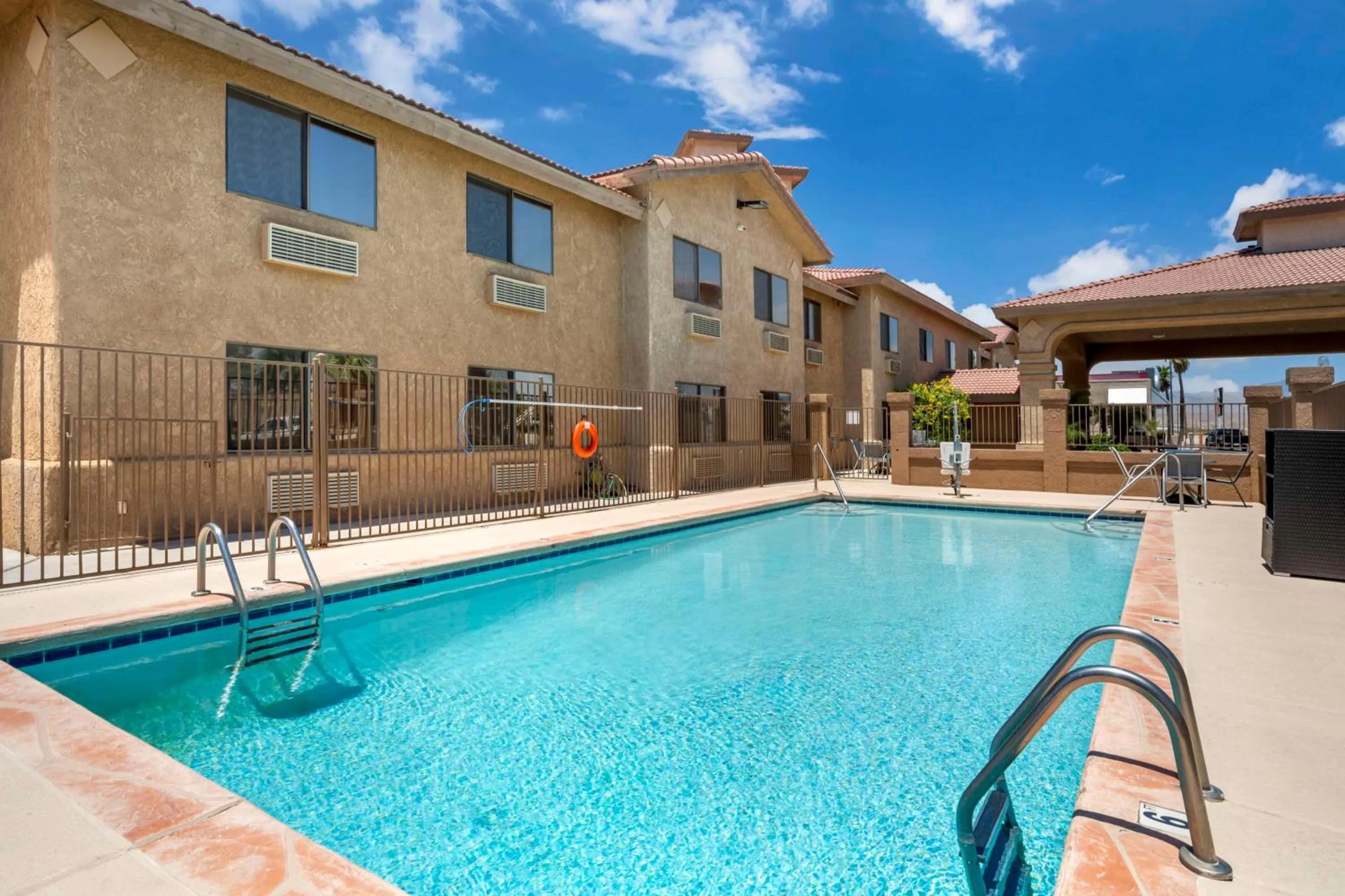 Pool view in Best Western Parker Inn