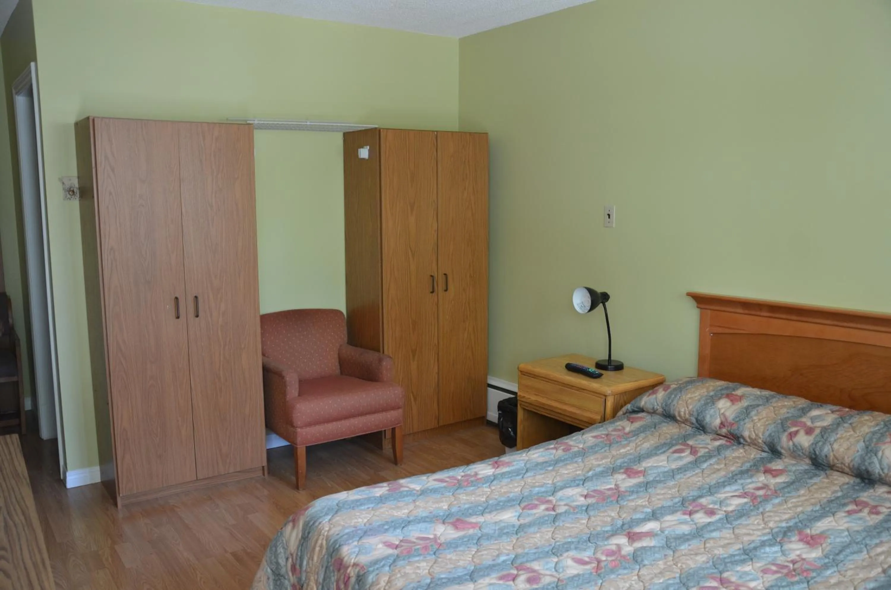 Photo of the whole room in Coachman Inn