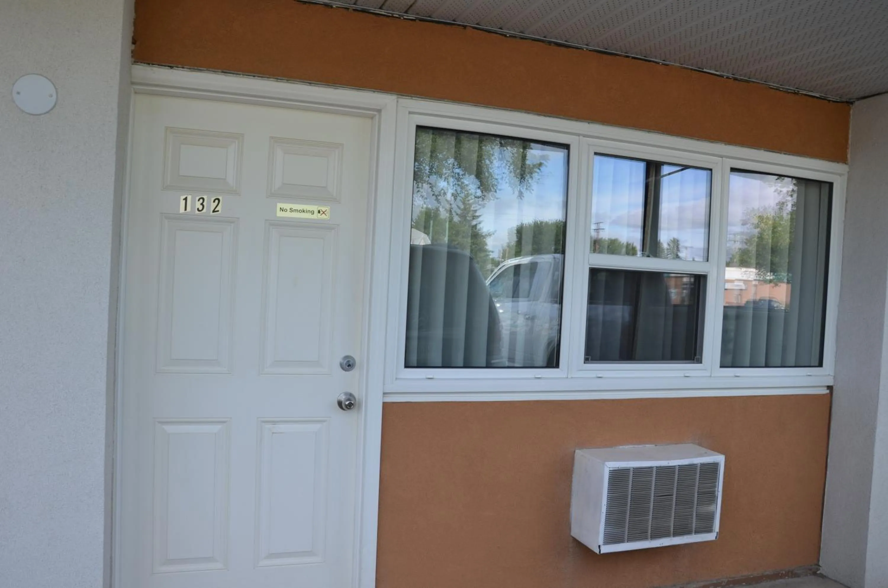 Facade/entrance in Coachman Inn