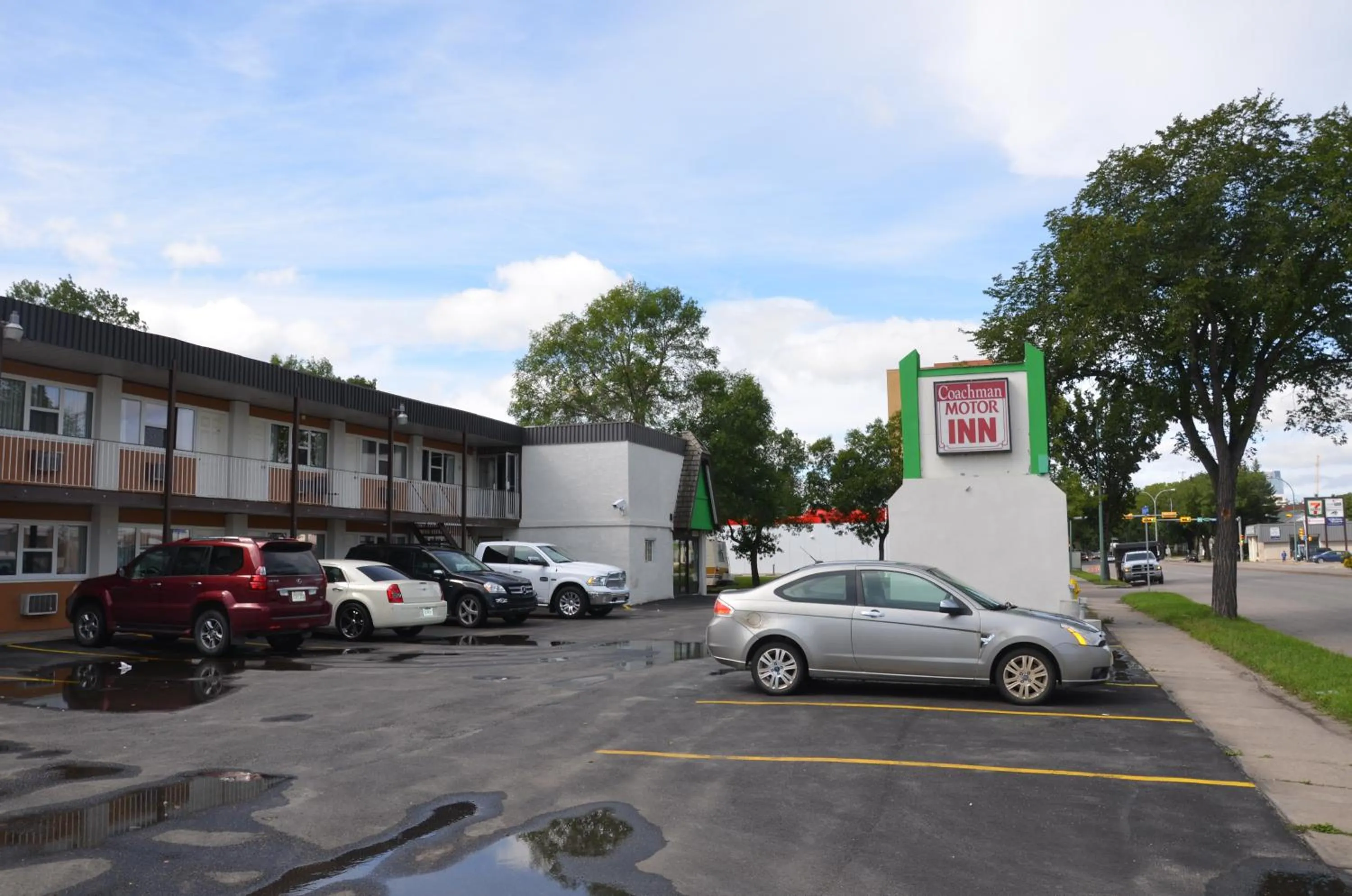 Facade/entrance in Coachman Inn