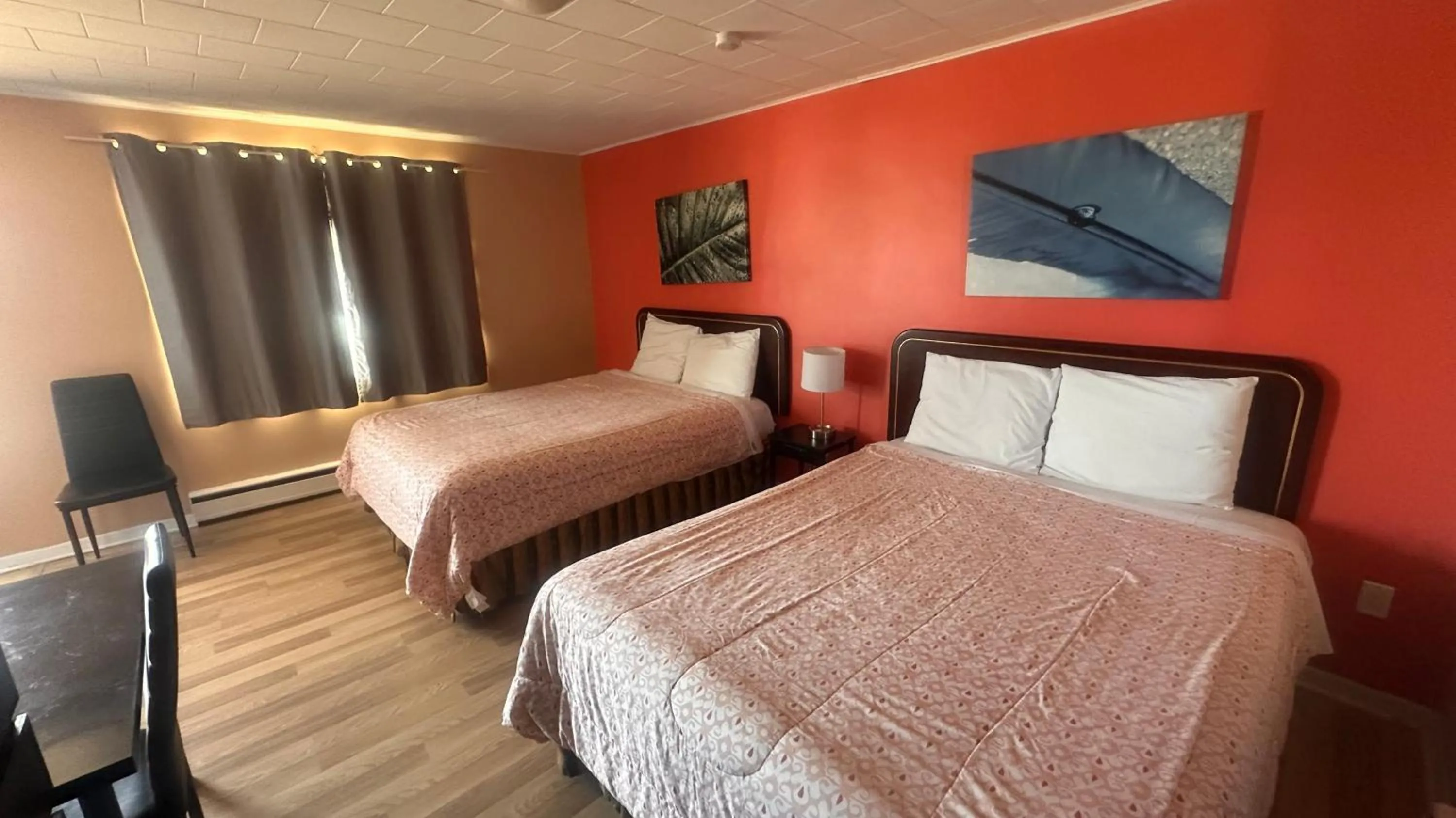 Bed in Colonial Motel