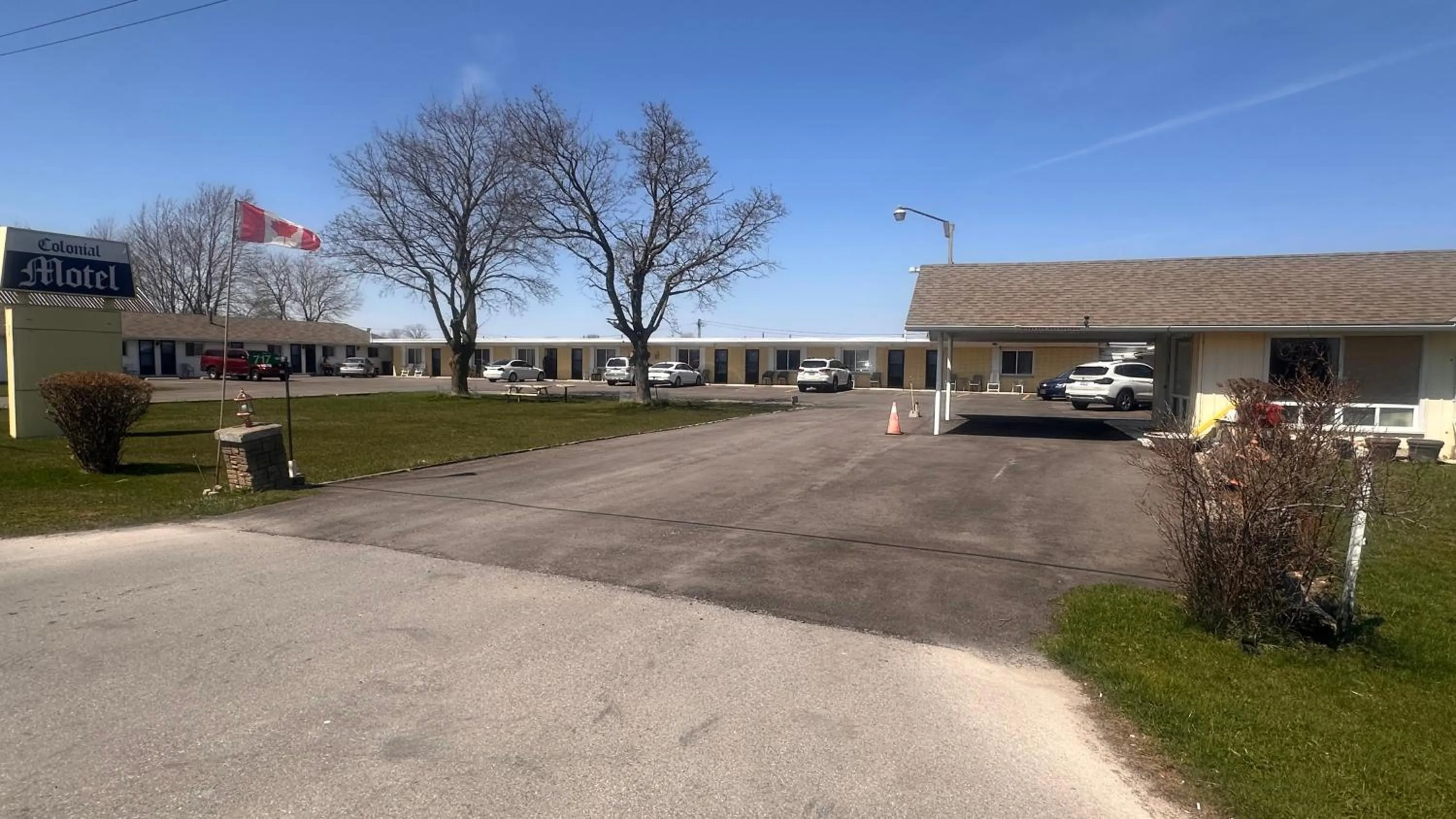 Colonial Motel