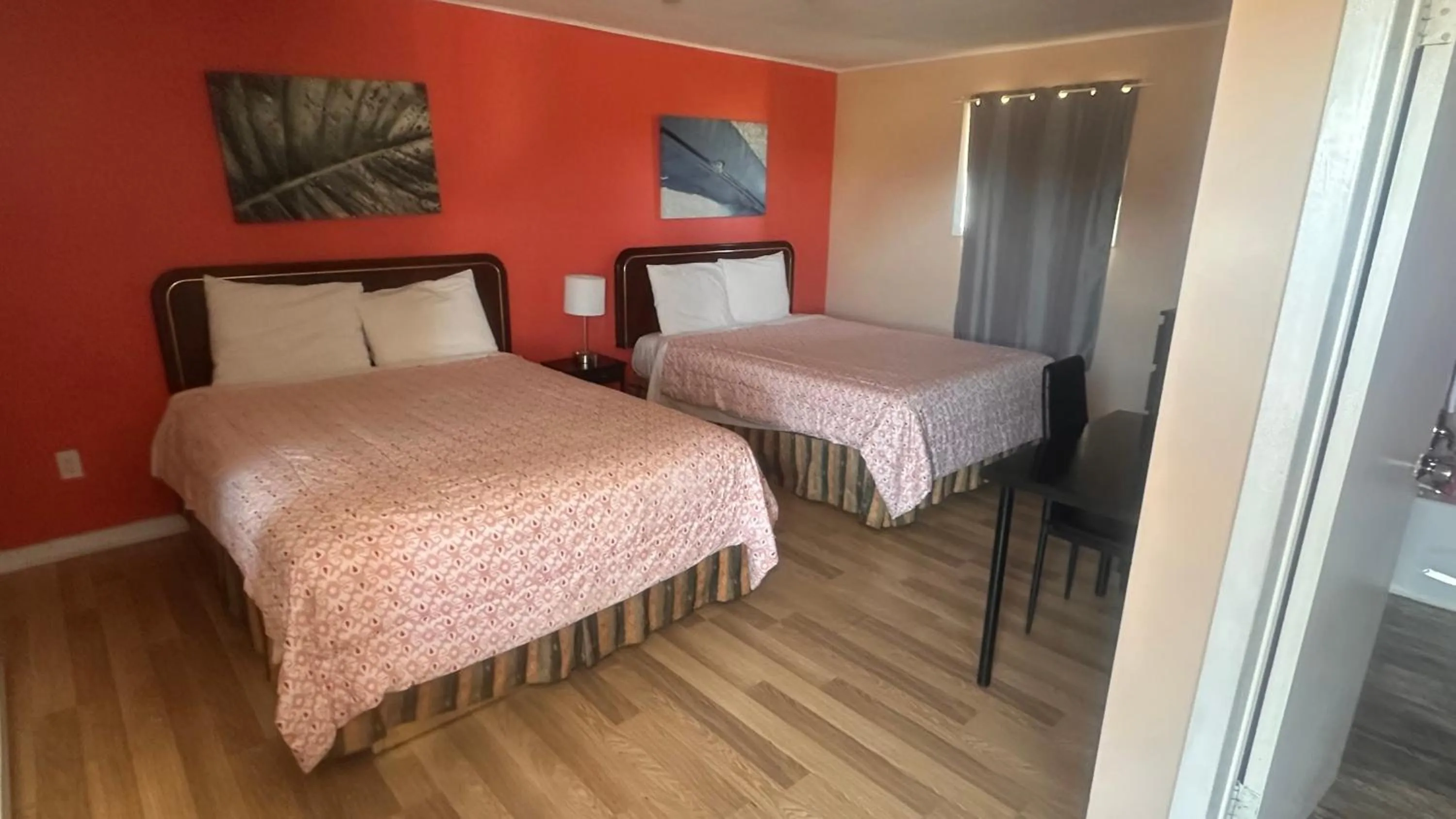 Bed in Colonial Motel