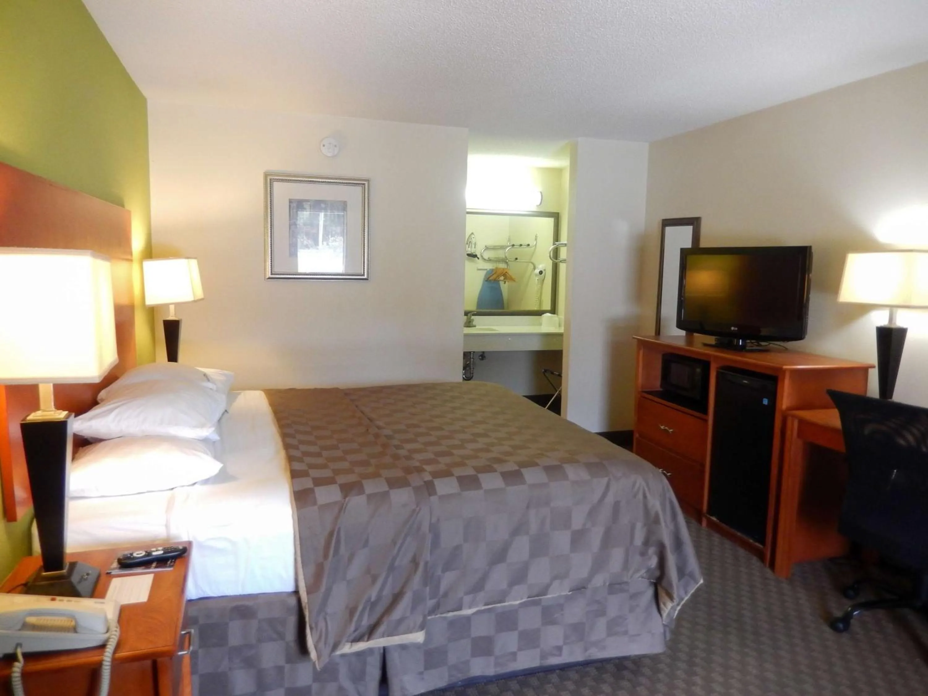 TV and multimedia, Bed in Motel 6-Luling, LA