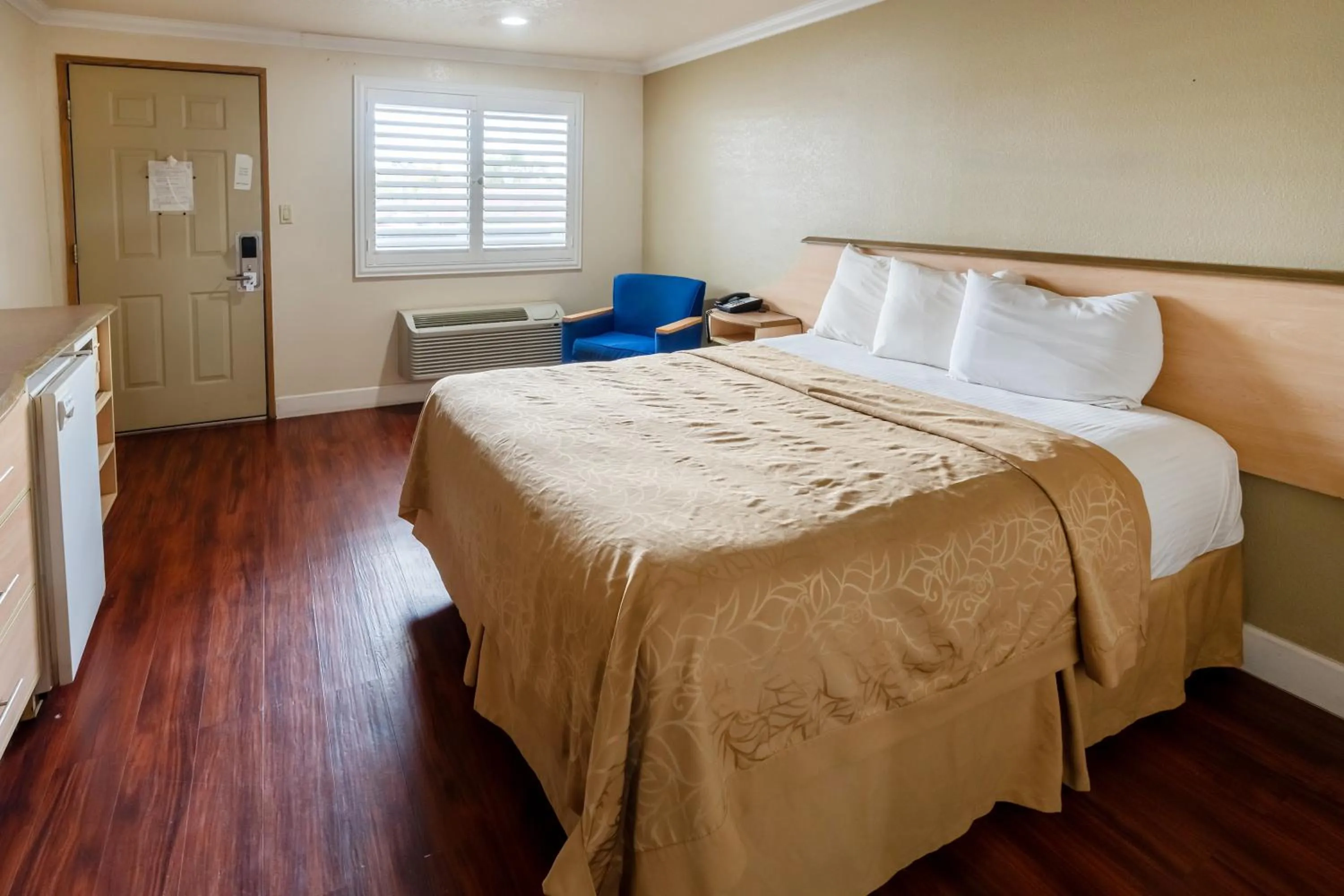 Bedroom, Bed in Budget Inn Corcoran Near Tulare CA 43