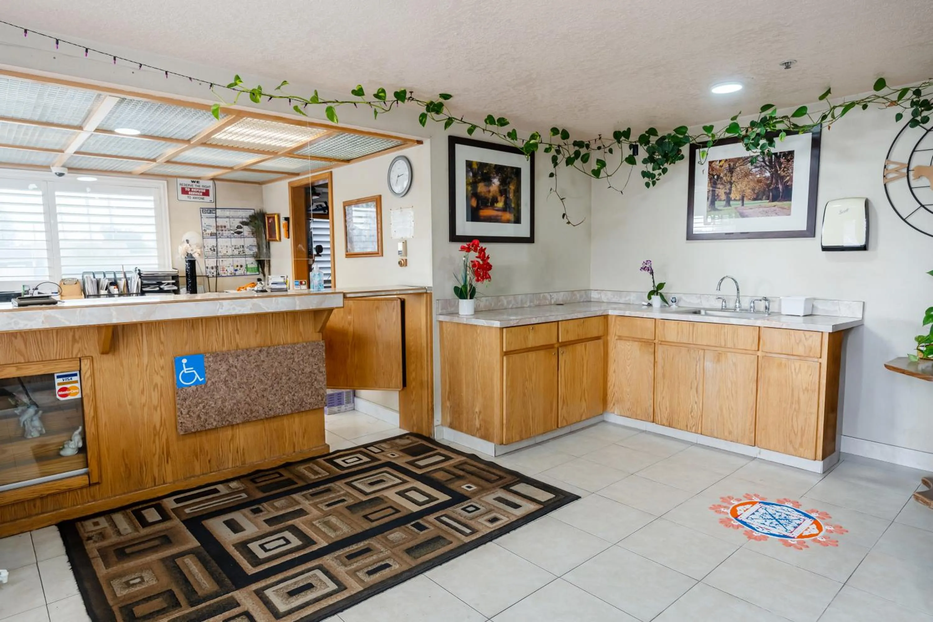 Lobby or reception in Budget Inn Corcoran Near Tulare CA 43