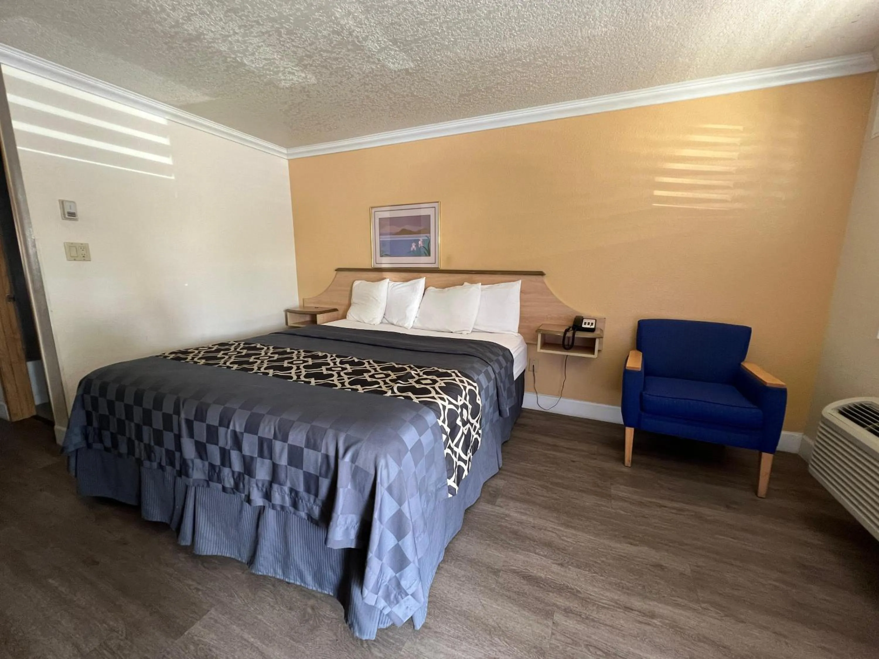 King Bed in Budget Inn Corcoran Near Tulare CA 43