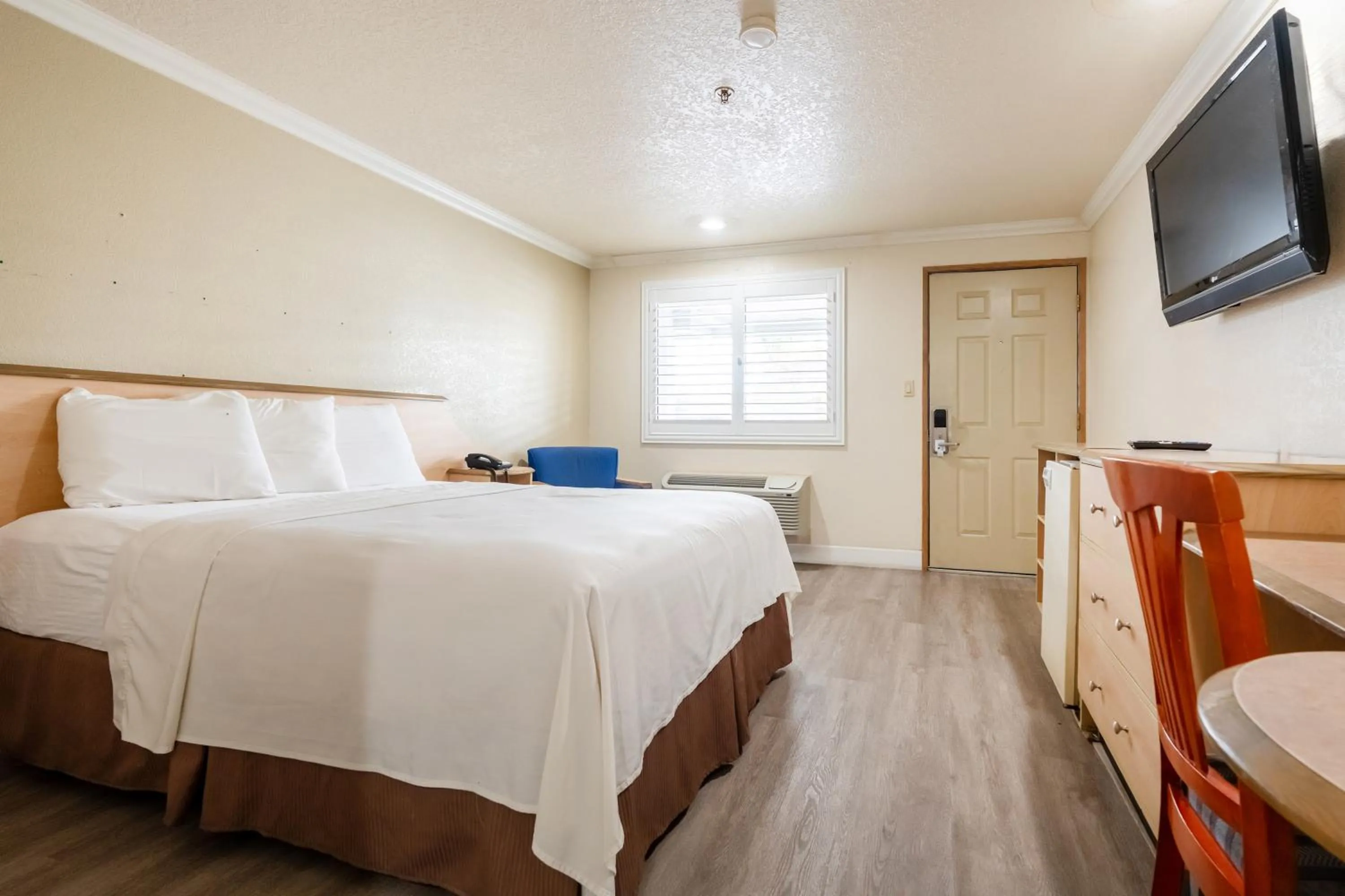 Bedroom, Bed in Budget Inn Corcoran Near Tulare CA 43