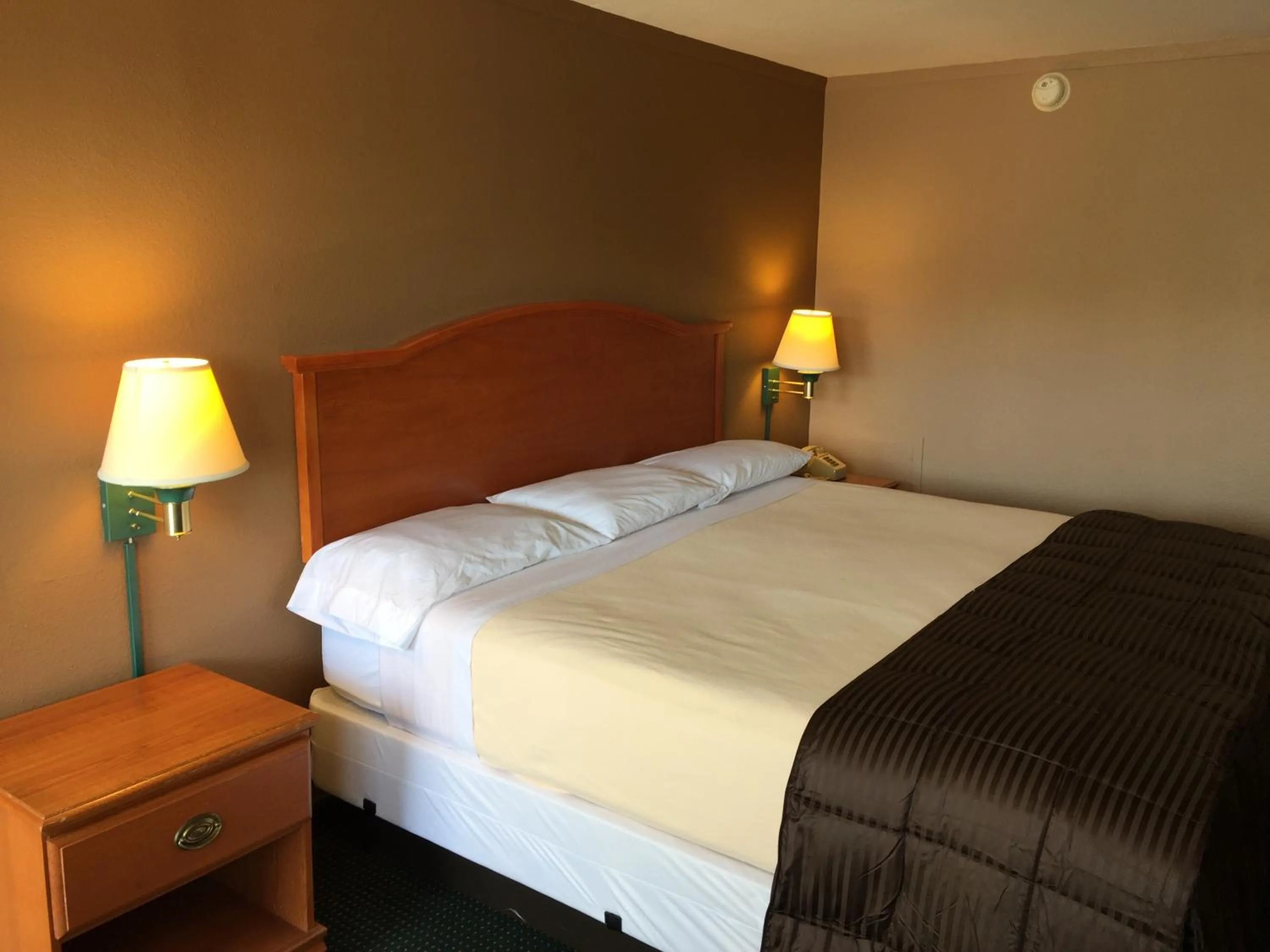 Bed in Budget Inn - Saint Robert