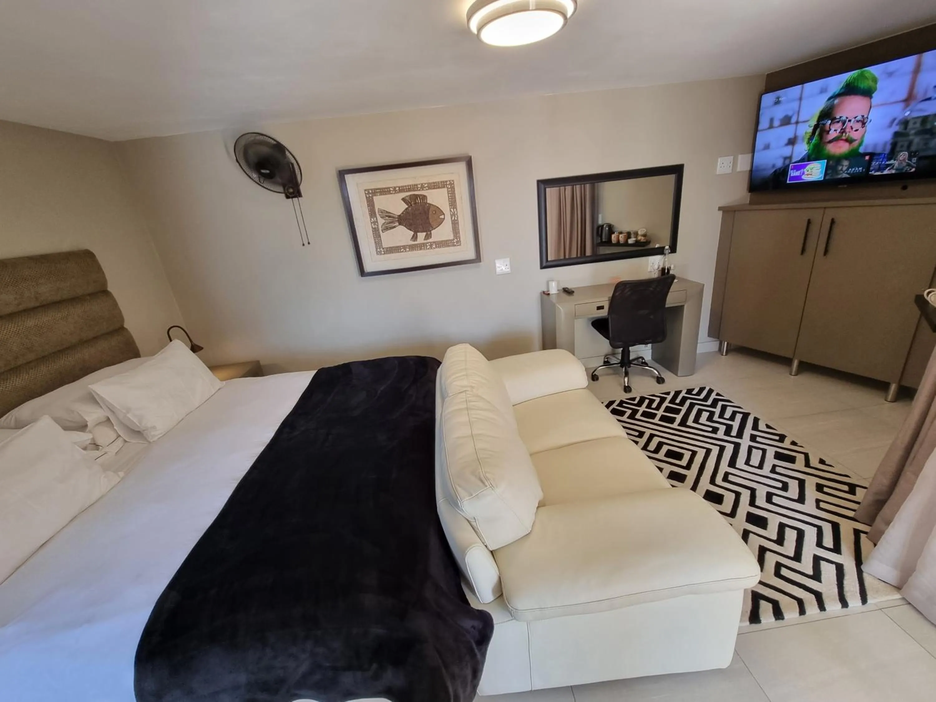 TV and multimedia, Bed in Weston Guest House Krugersdorp