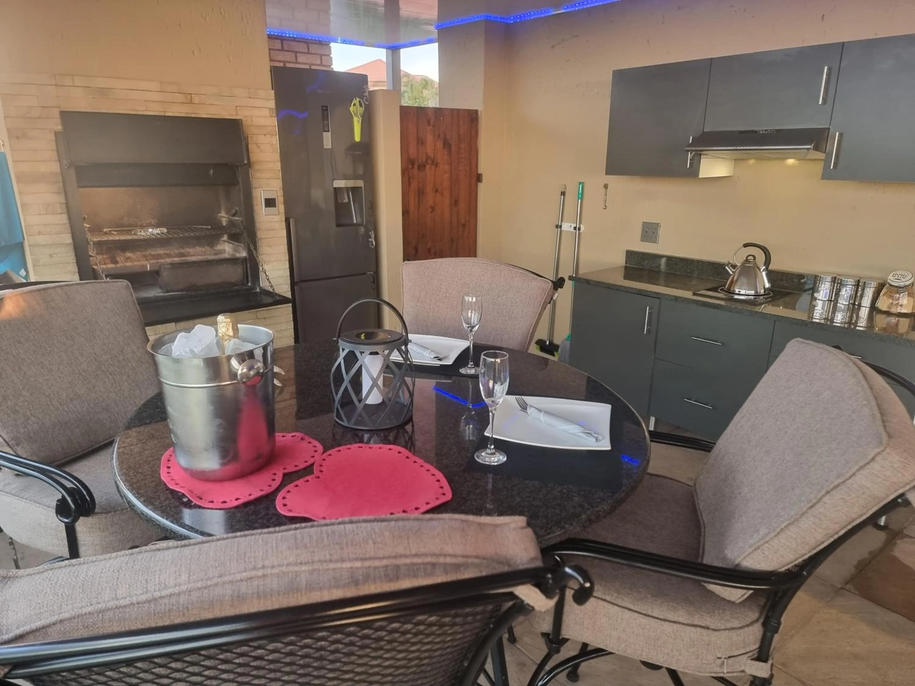 Kitchen or kitchenette in Weston Guest House Krugersdorp