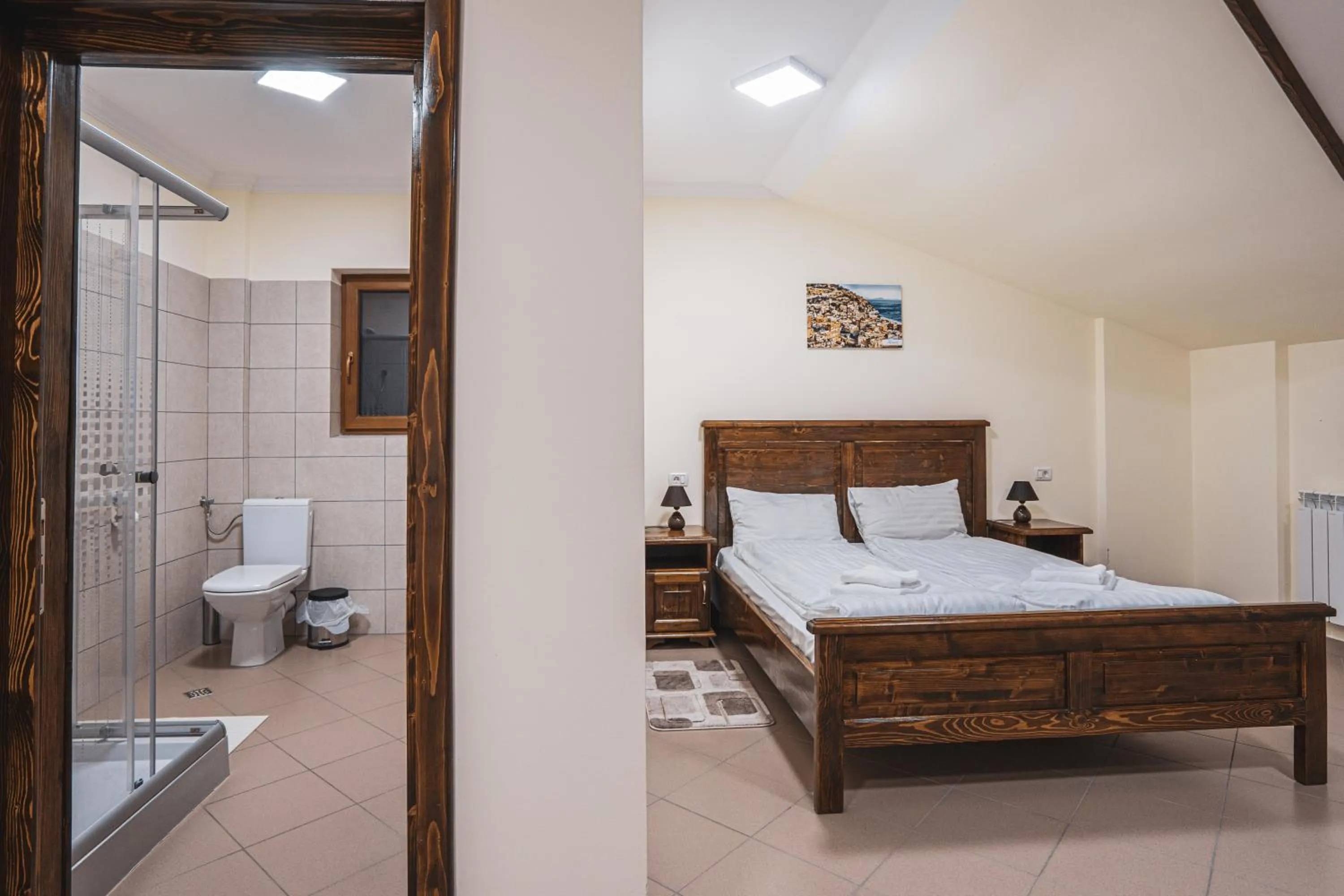 Shower, Bed in Hotel Rabbit Bran