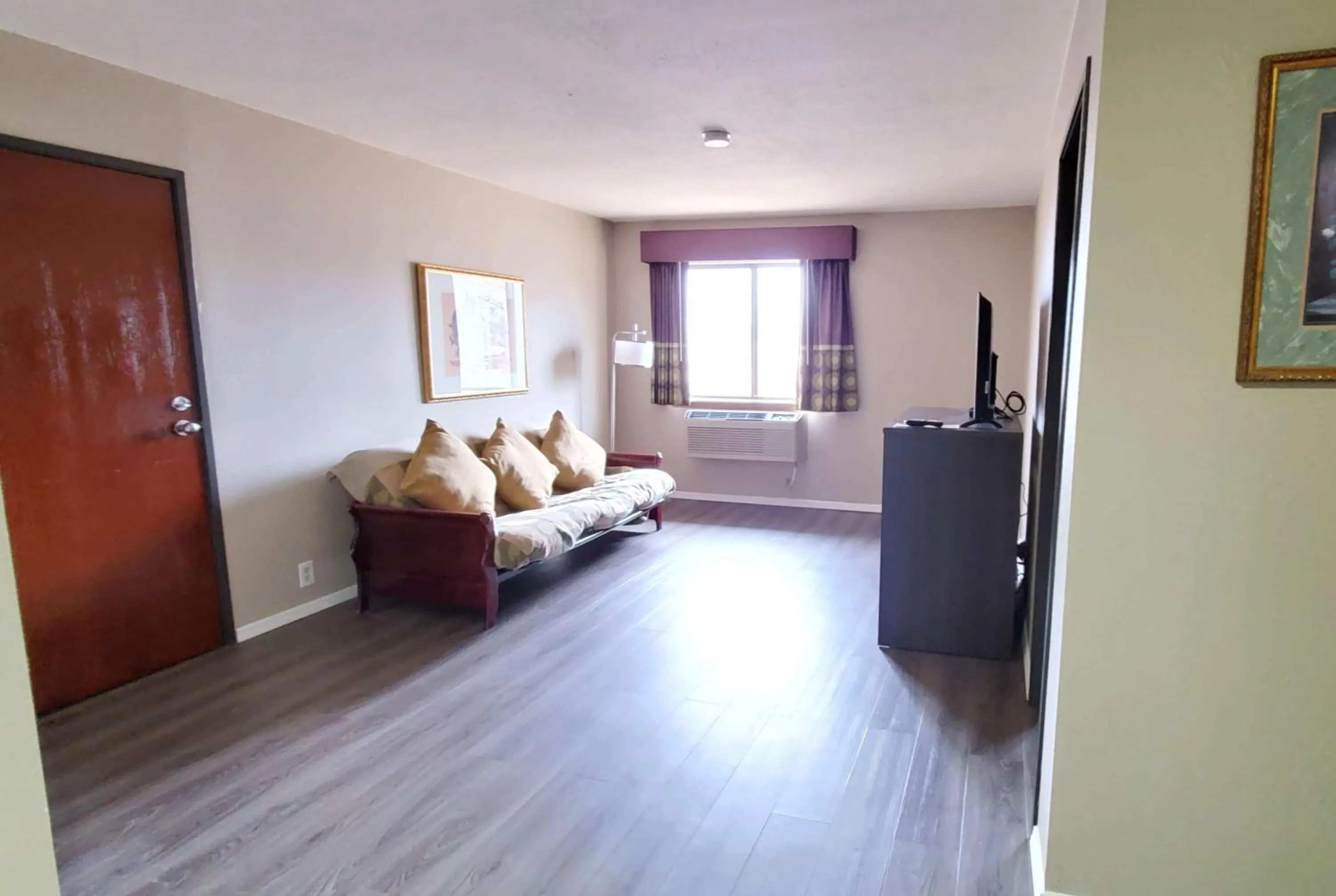 Photo of the whole room in Super 8 by Wyndham Paris