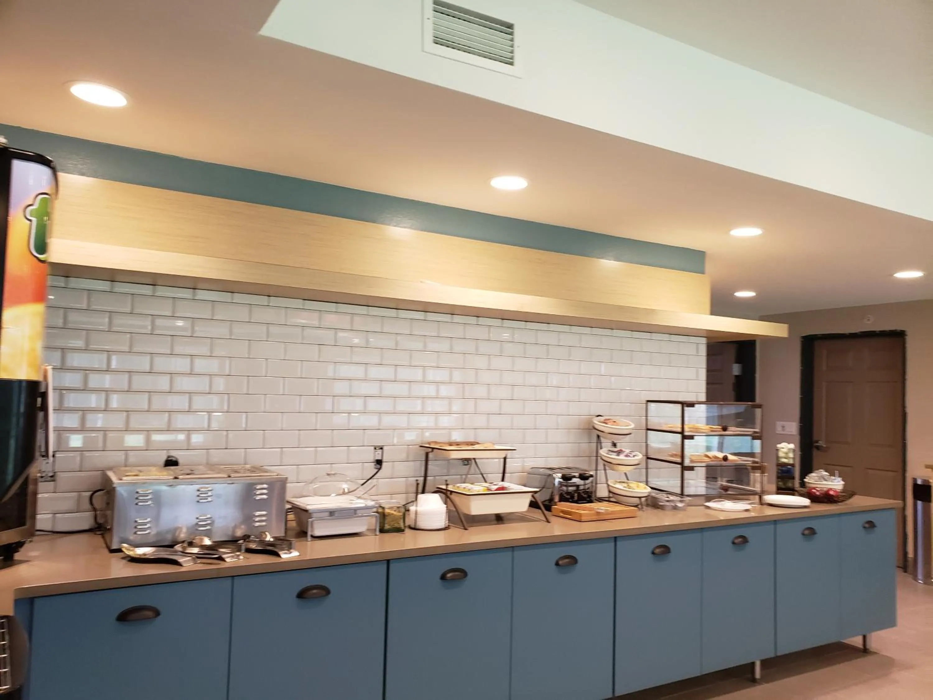 Food and drinks in Country Inn & Suites by Radisson, Detroit Lakes, MN