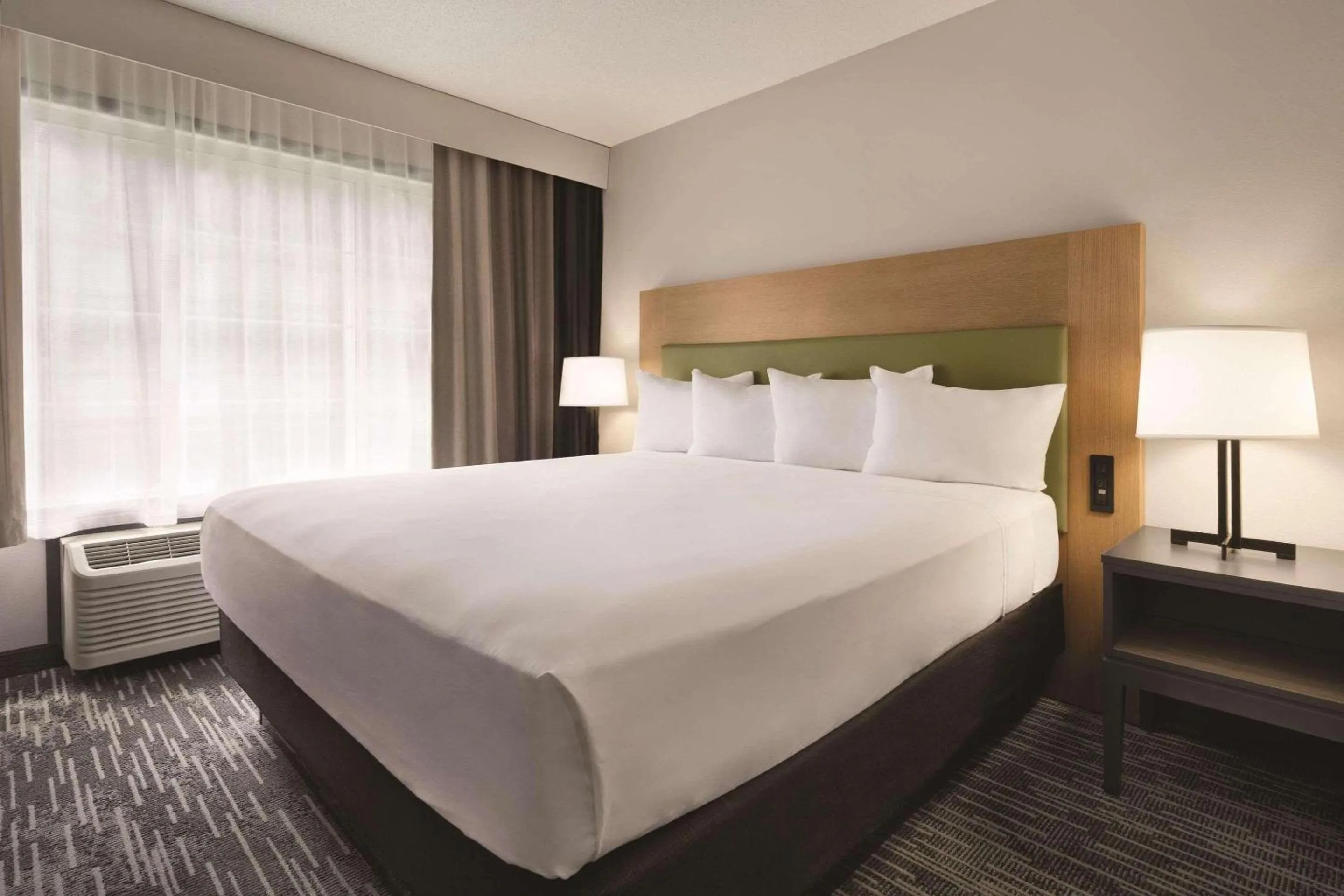 Bedroom, Bed in Country Inn & Suites by Radisson, Detroit Lakes, MN