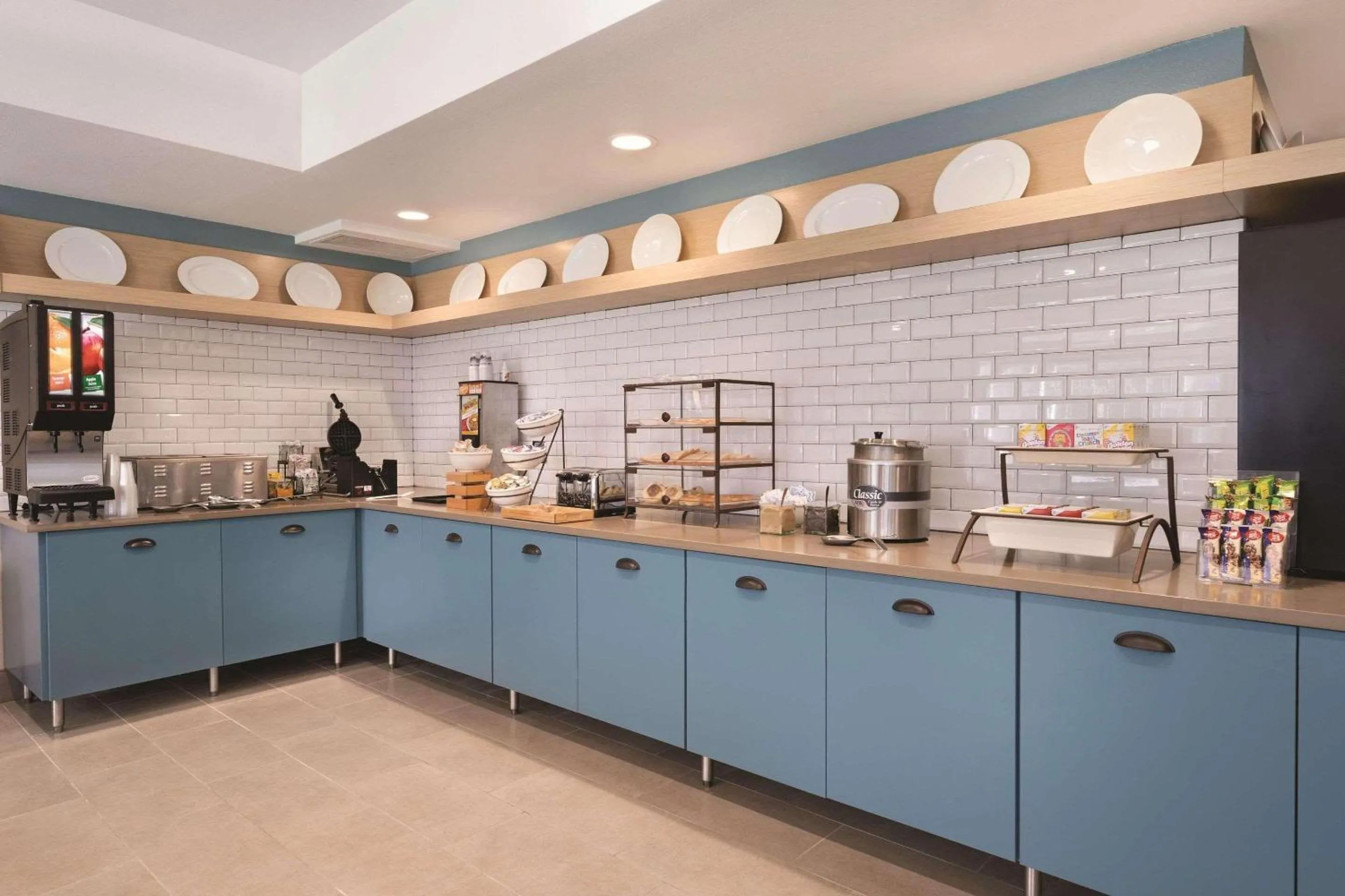 Breakfast in Country Inn & Suites by Radisson, Detroit Lakes, MN