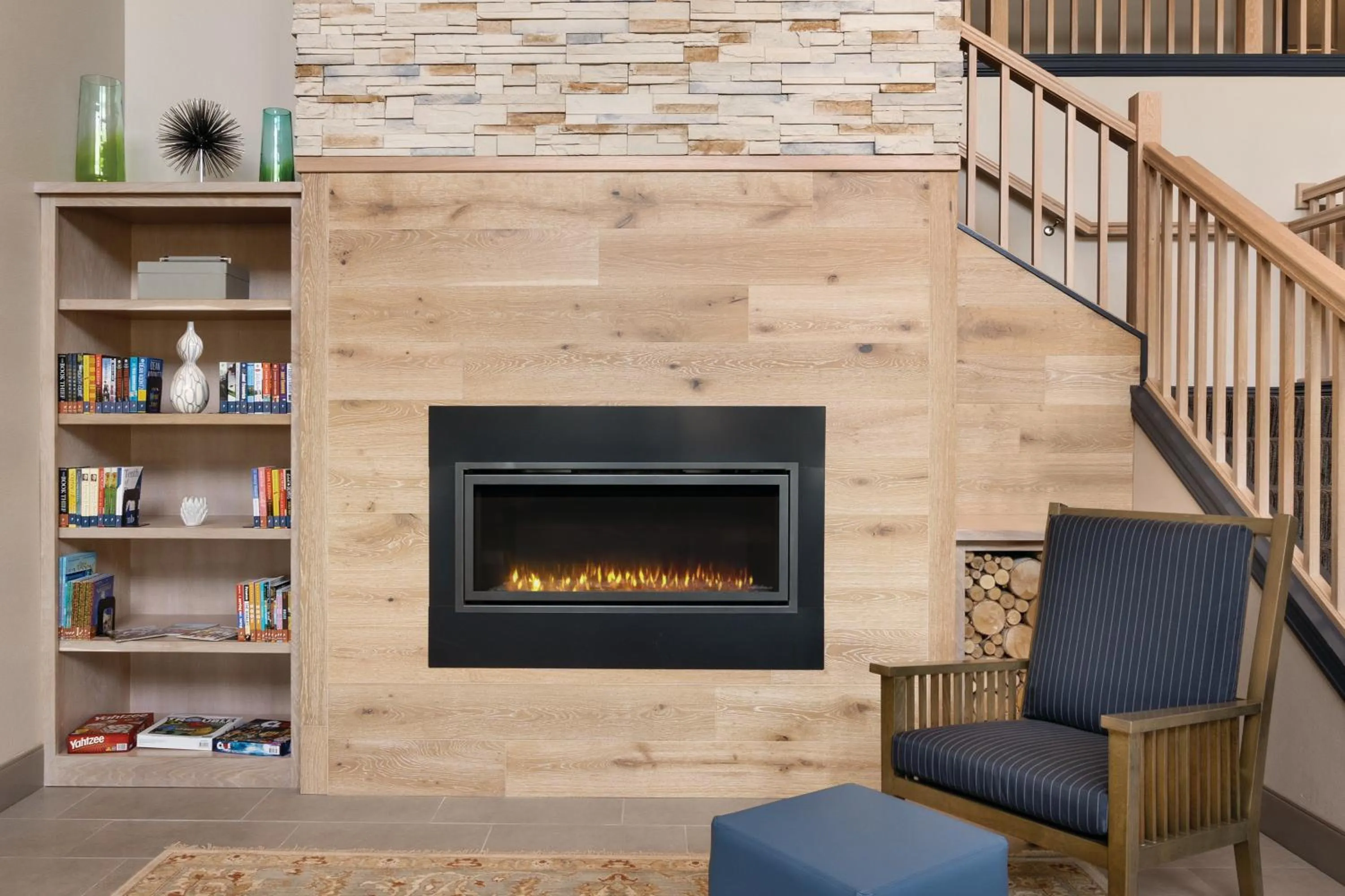 Communal lounge/ TV room in Country Inn & Suites by Radisson, Detroit Lakes, MN