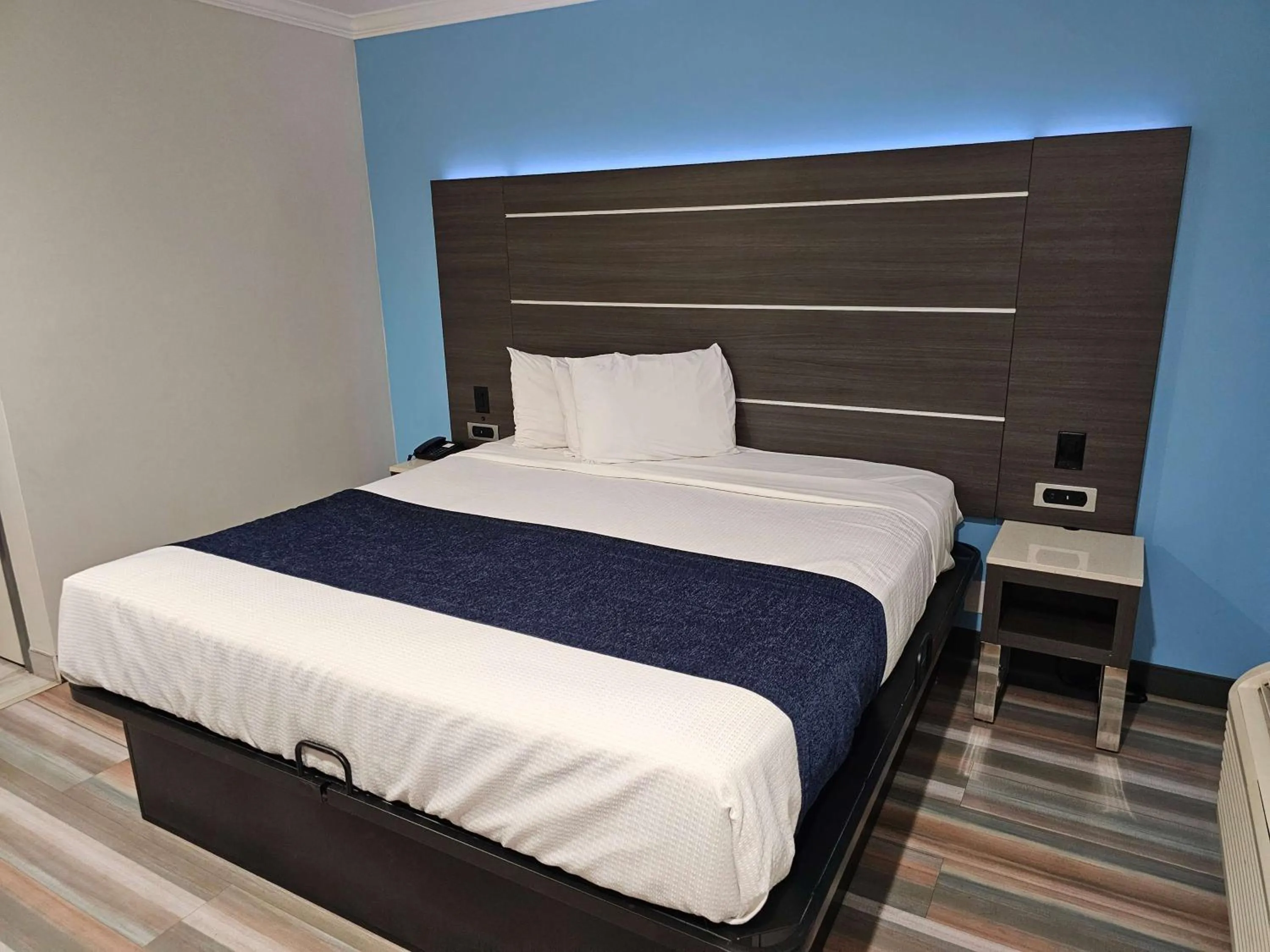 Photo of the whole room, Bed in Travelodge Inn & Suites by Wyndham Fullerton
