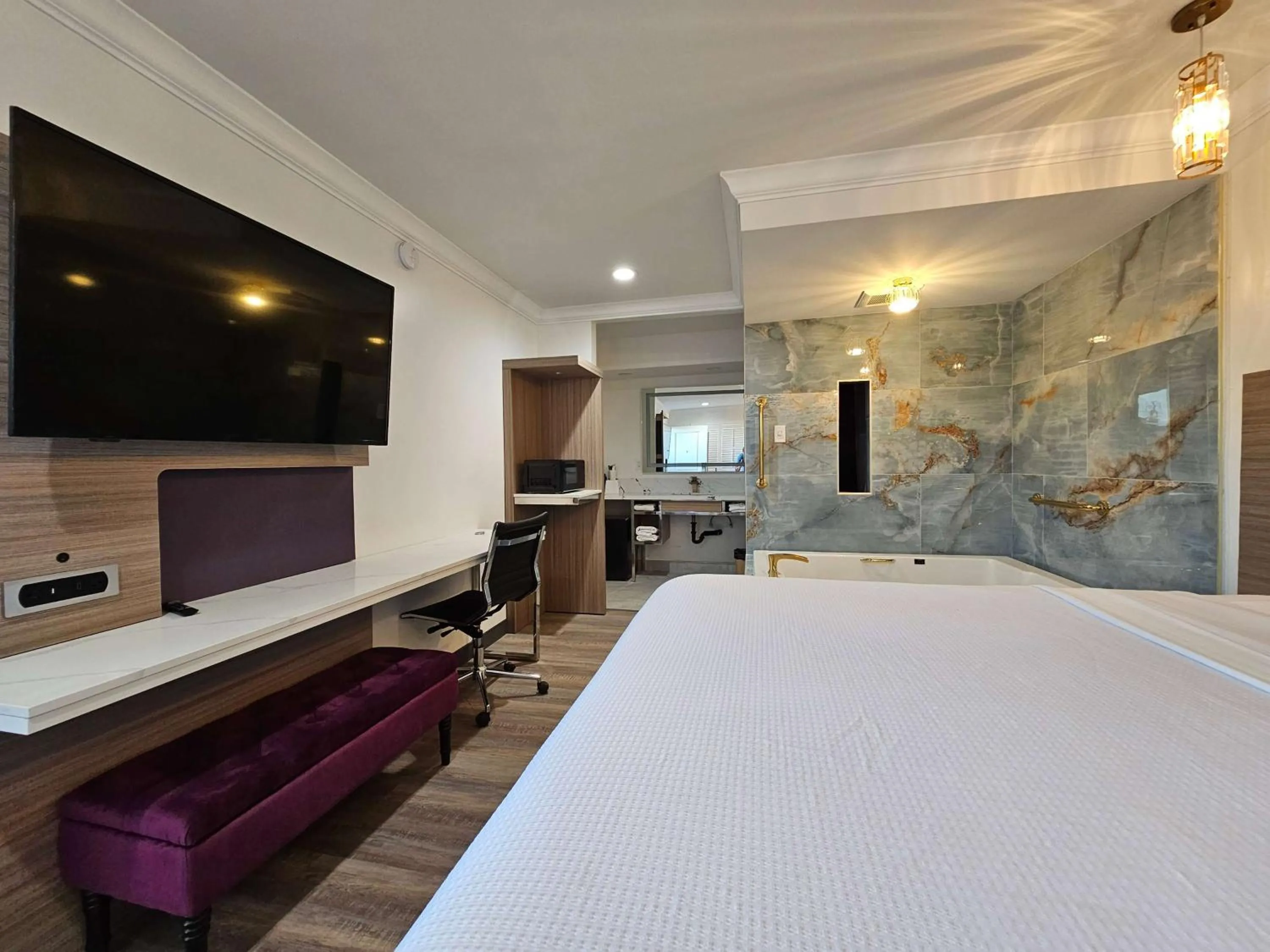 Photo of the whole room, Bed in Travelodge Inn & Suites by Wyndham Fullerton