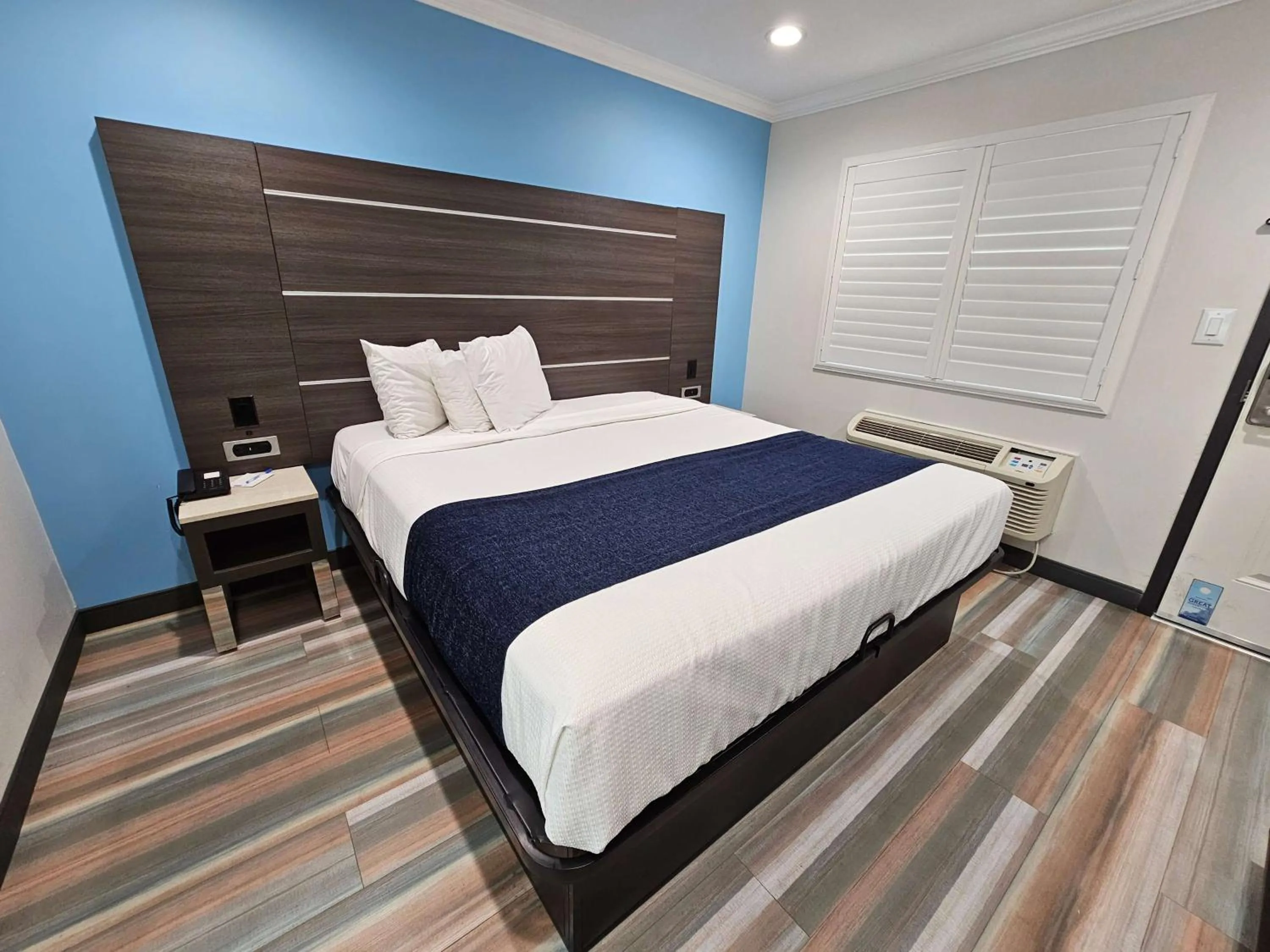 Photo of the whole room, Bed in Travelodge Inn & Suites by Wyndham Fullerton
