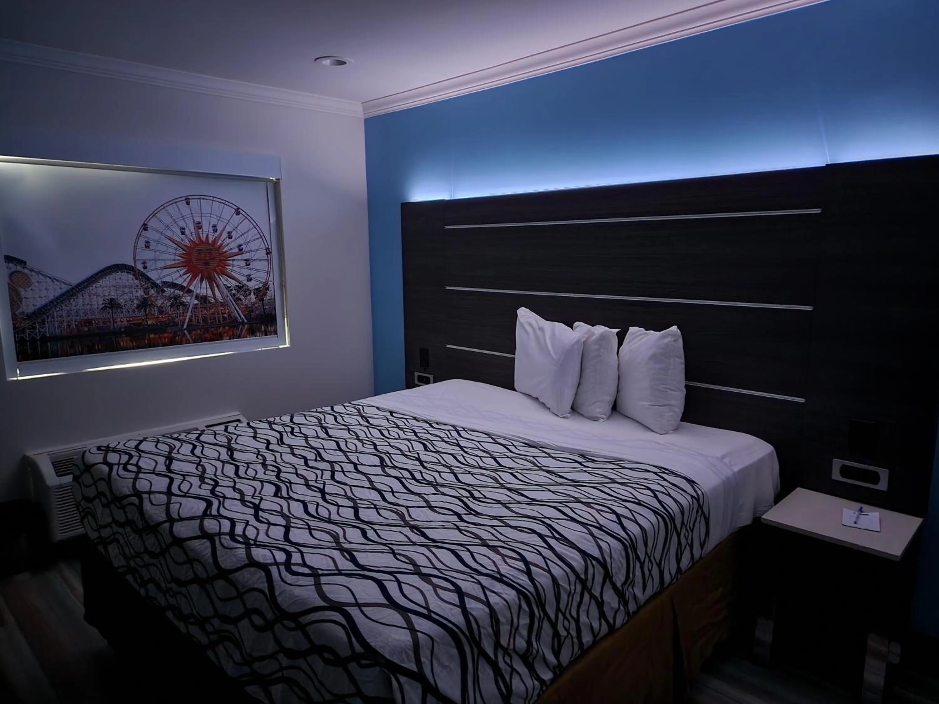 Bed in Travelodge Inn & Suites by Wyndham Fullerton