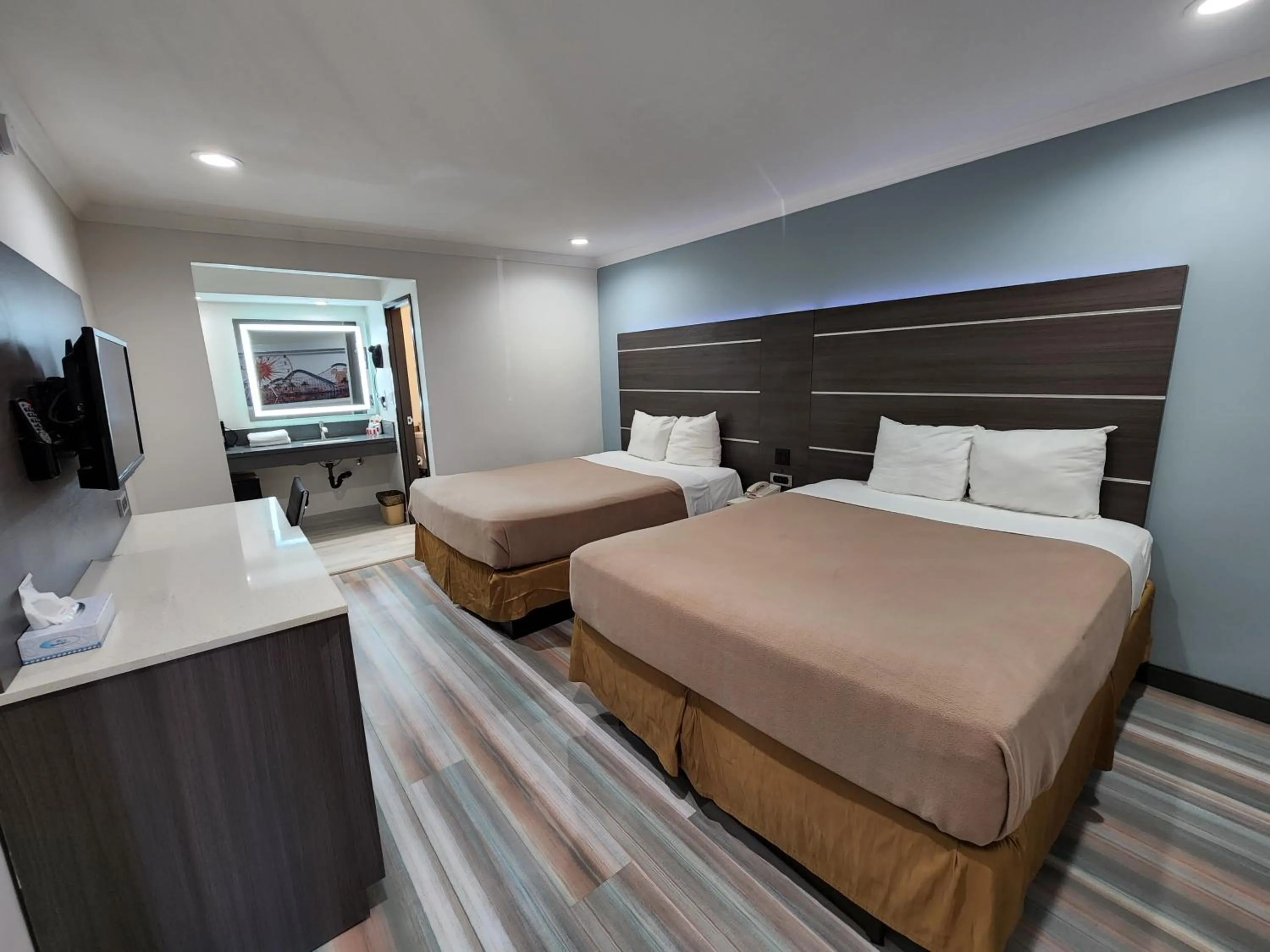 Bed in Travelodge Inn & Suites by Wyndham Fullerton